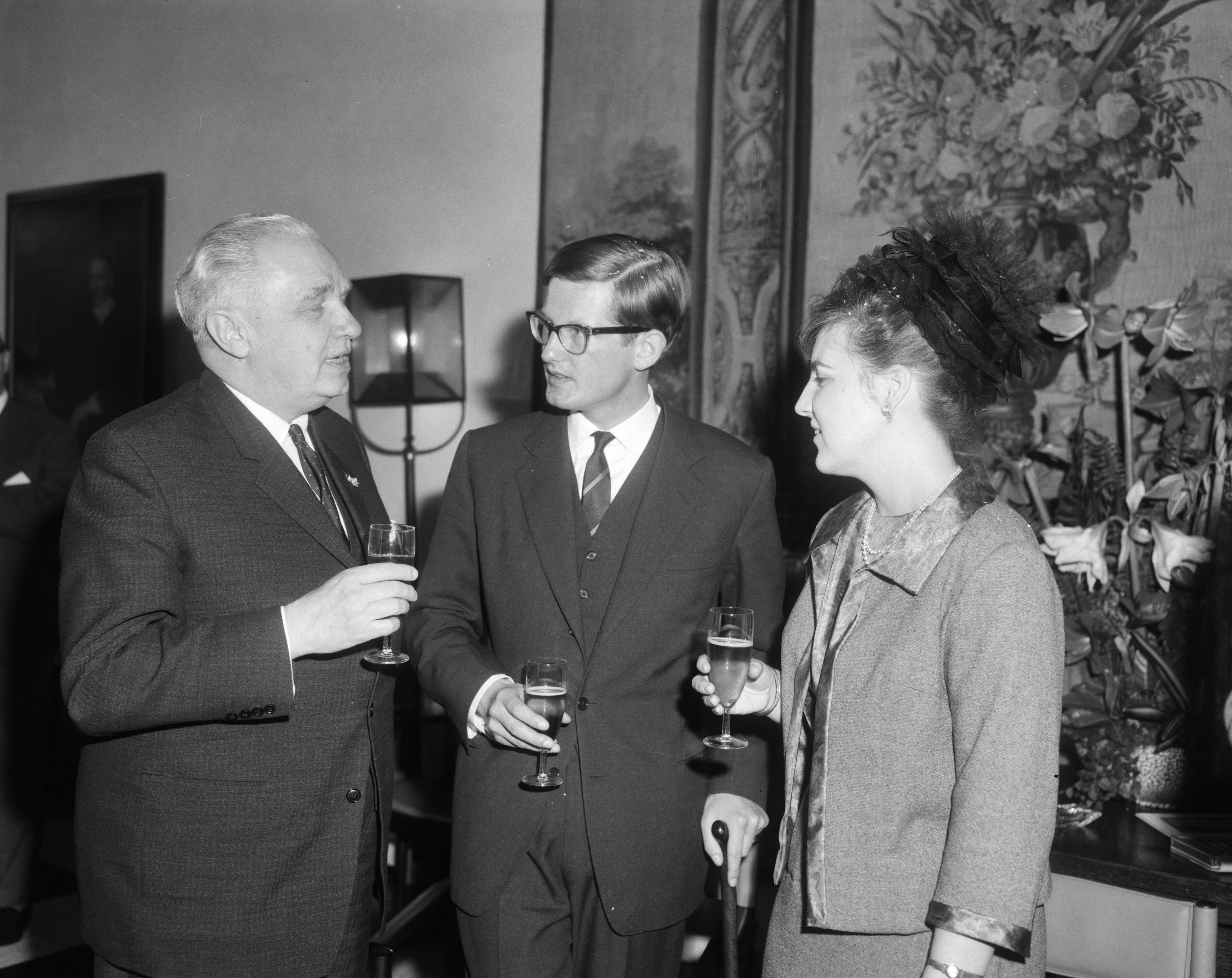 Verloofde paar prinses Margriet en Pieter van Vollenhoven in Den Haag — Verloofde paar in Den Haag , verloofde paar met Tweede Kamervoorzitter Van Thiel — Foto: Bilsen, Joop van / Anefo. Licentie: Set B: Rechtenvrij / Publiek Domein. Bron: Nationaal Archief. http://hdl.handle.net/10648/aa98add4-d0b4-102d-bcf8-003048976d84
