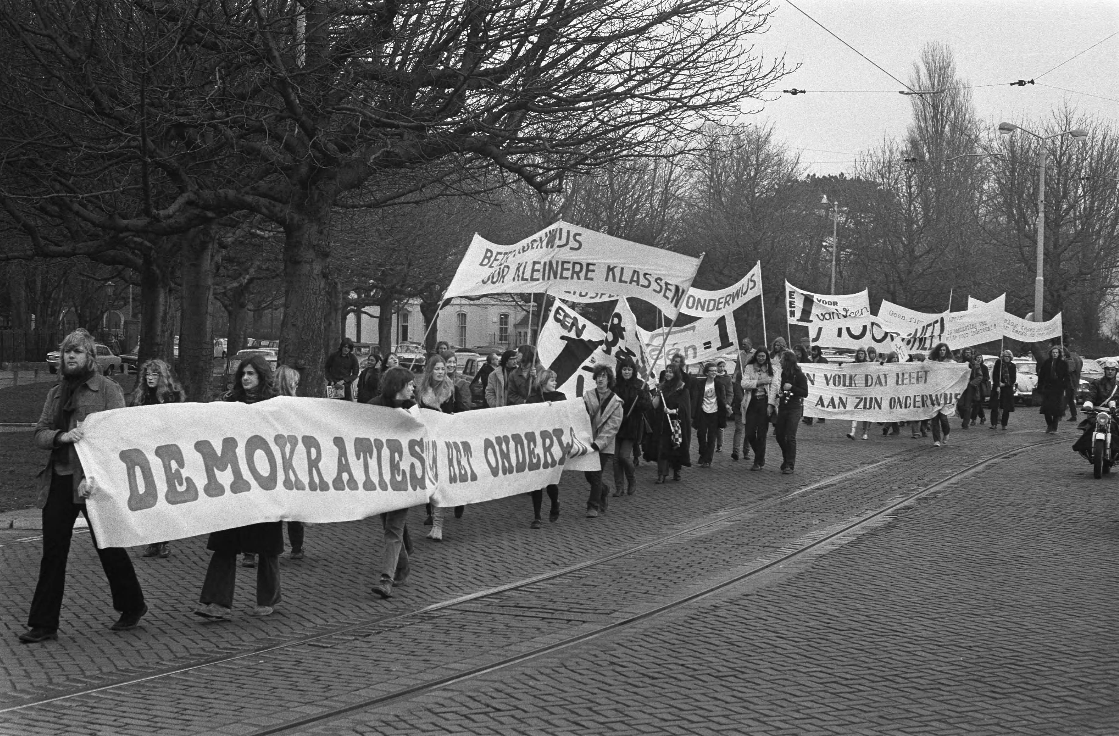 Fotocollectie Anefo — Demonstratie in Den Haag tegen onderwijsbegroting — Foto: Verhoeff, Bert / Anefo. Licentie: Set B: Rechtenvrij / Publiek Domein. Bron: Nationaal Archief. http://hdl.handle.net/10648/abdb2262-d0b4-102d-bcf8-003048976d84