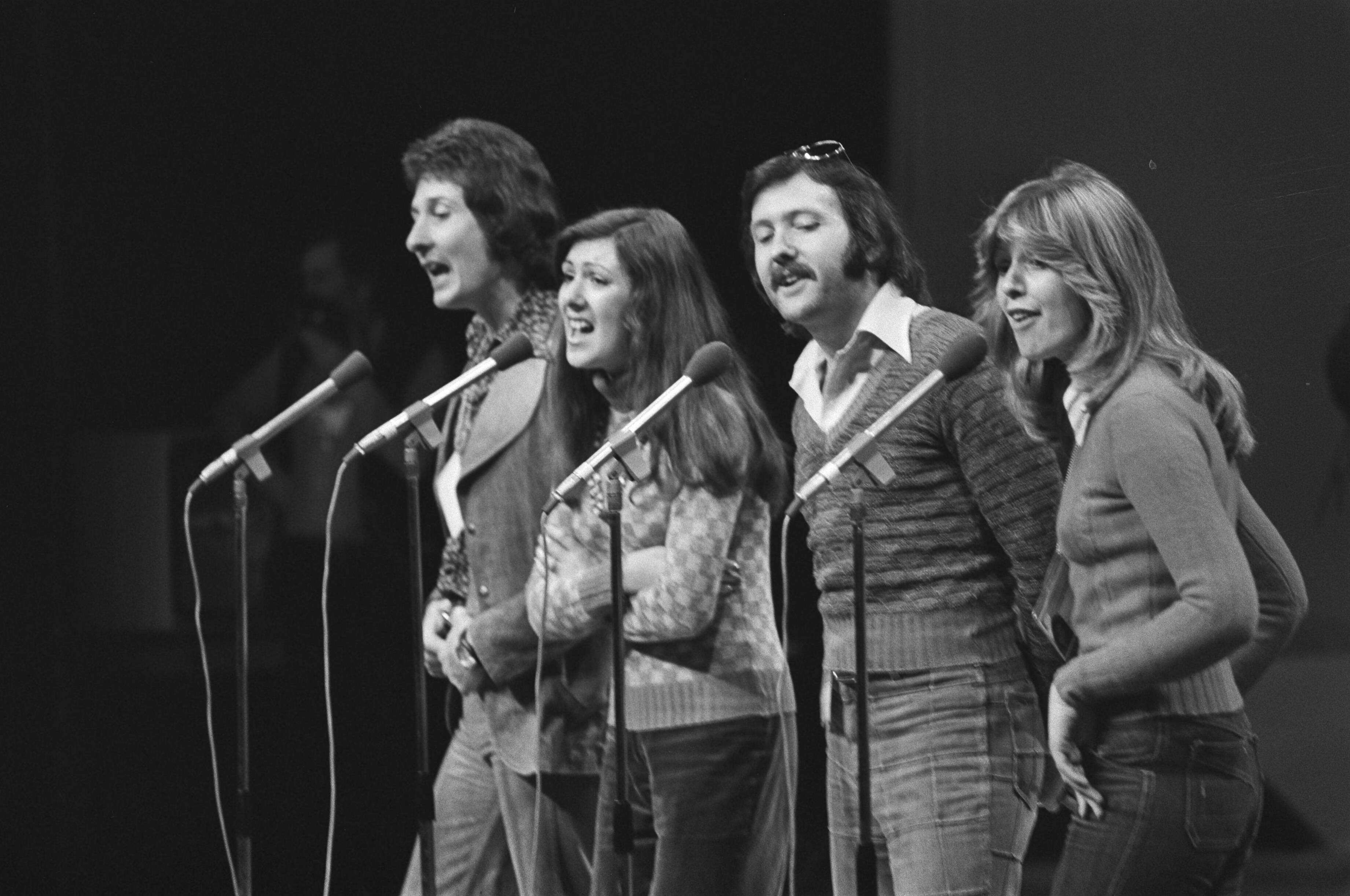 Fotocollectie Anefo — Voorbereiding Songfestival in Congresgebouw in Den Haag repetities "Brotherhood of Man" (close) — Foto: Mieremet, Rob / Anefo. Licentie: Set B: Rechtenvrij / Publiek Domein. Bron: Nationaal Archief. http://hdl.handle.net/10648/ac80584a-d0b4-102d-bcf8-003048976d84