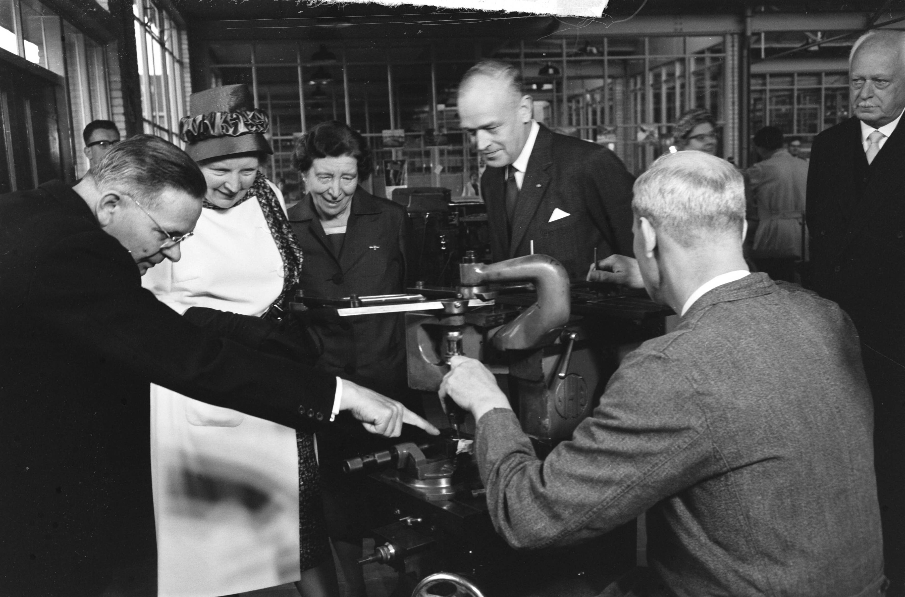 Bezoek koningin Juliana aan Zeist en omgeving — Bezoek koningin Juliana aan Zeist en omgeving. Koningin Juliana bezoekt de Nederlandsche Optiek- en Instrumentenfabriek Dr. C. Bleeker N.V. (Nedoptifa) in Zeist, rechts van haaroprichtster en directrice Caroline Bleeker en links (wijzend) mededirecteur G. Willemse — Foto: Pot, Harry / Anefo. Licentie: Set B: Rechtenvrij / Publiek Domein. Bron: Nationaal Archief. http://hdl.handle.net/10648/a9d7362c-d0b4-102d-bcf8-003048976d84