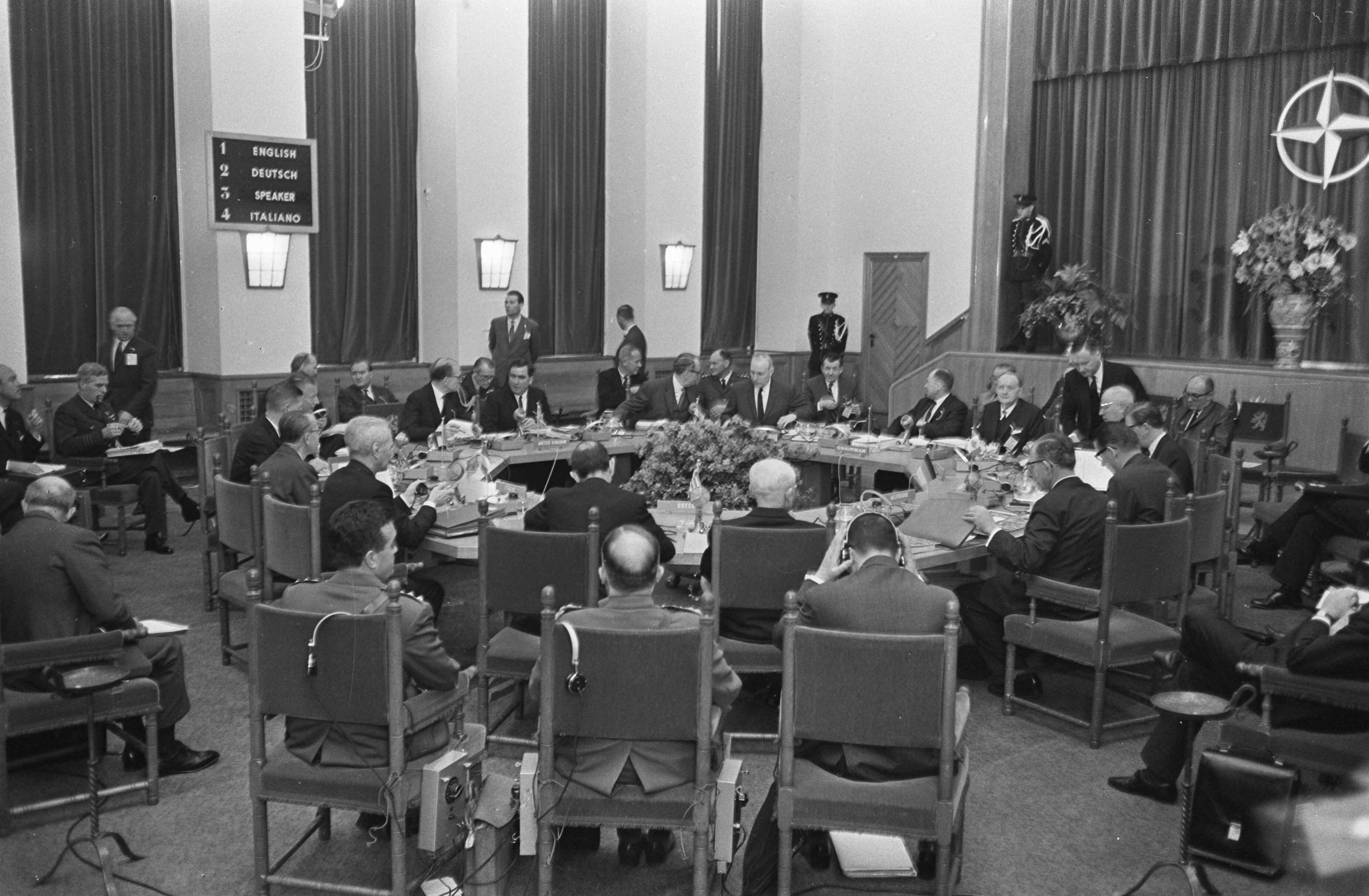 Fotocollectie Anefo — Nato vergadert in Den Haag . Overzicht Nato-vergadering in Juliana Kazerne — Foto: Koch, Eric / Anefo. Licentie: Set B: Rechtenvrij / Publiek Domein. Bron: Nationaal Archief. http://hdl.handle.net/10648/ab3d526c-d0b4-102d-bcf8-003048976d84