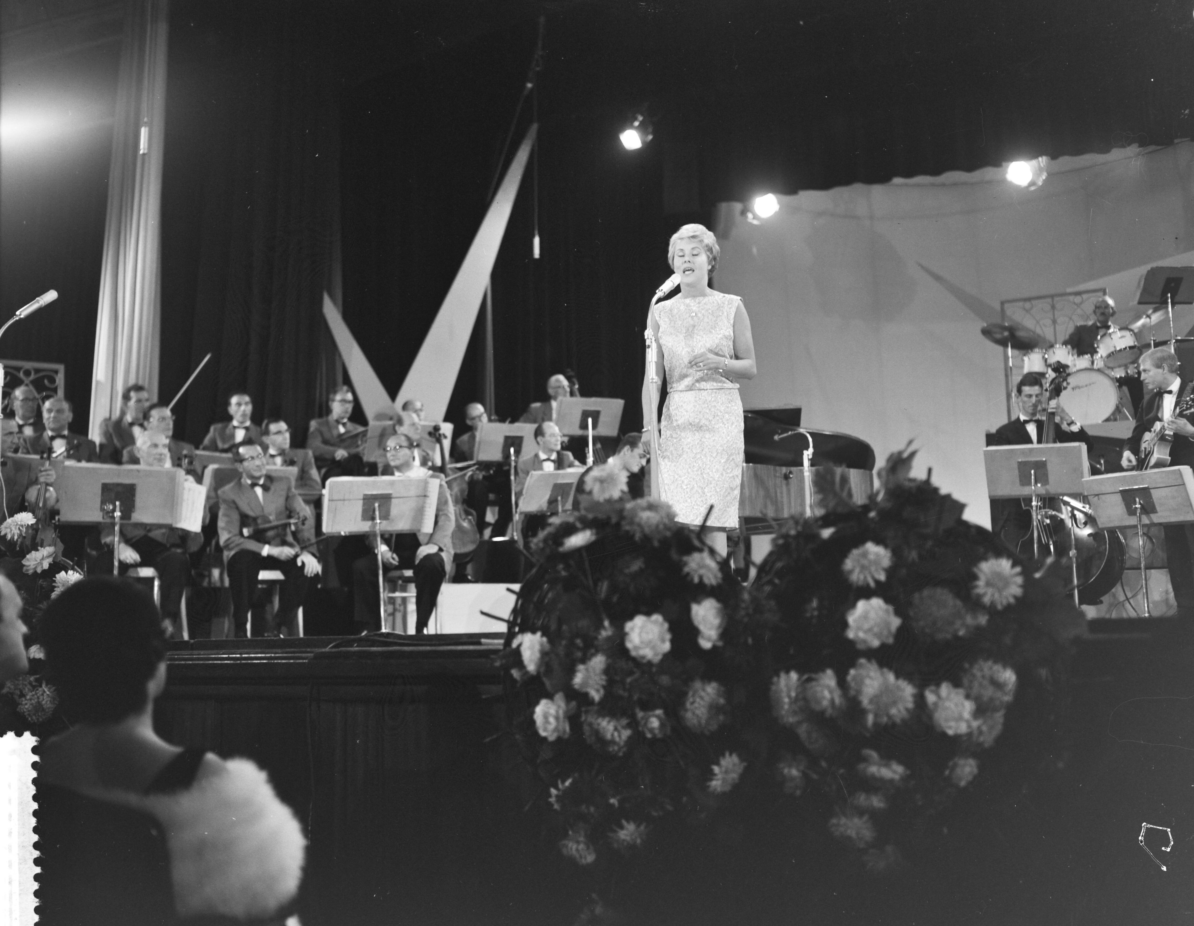 Grand Gala Du Disque in het Kurhaus te Scheveningen — Grand Gala Du Disque in Kurhaus. Rita Reys — Foto: Bilsen, Joop van / Anefo. Licentie: Set B: Rechtenvrij / Publiek Domein. Bron: Nationaal Archief. http://hdl.handle.net/10648/a9e47ac6-d0b4-102d-bcf8-003048976d84