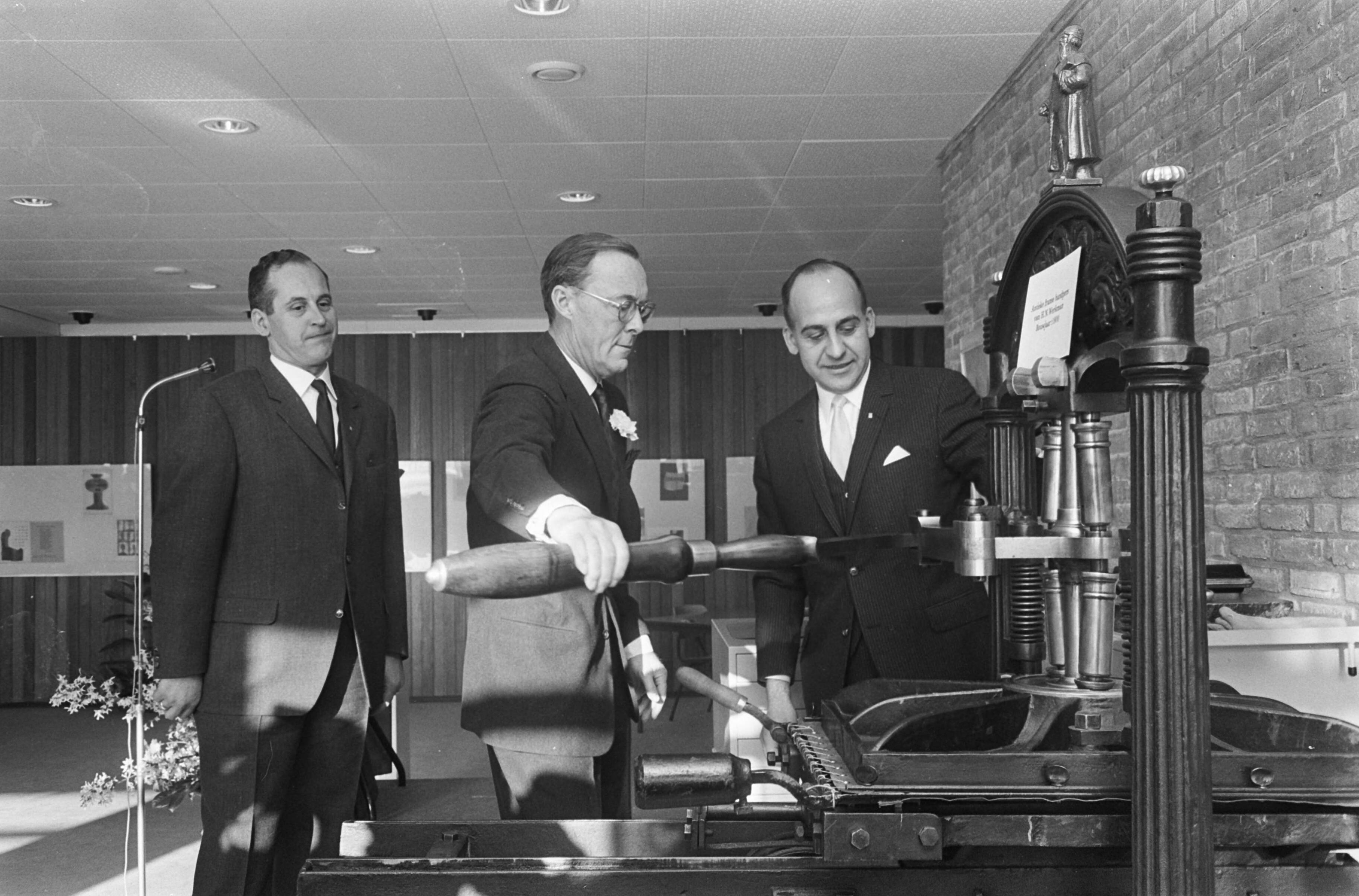 Fotocollectie Anefo — Prins Bernhard opende grafische fabriek te Haarlem, geassisteerd door de heer Henkes (rechts) drukte de prins Oorkonde af — Foto: Kroon, Ron / Anefo. Licentie: Set B: Rechtenvrij / Publiek Domein. Bron: Nationaal Archief. http://hdl.handle.net/10648/ab0afc7c-d0b4-102d-bcf8-003048976d84