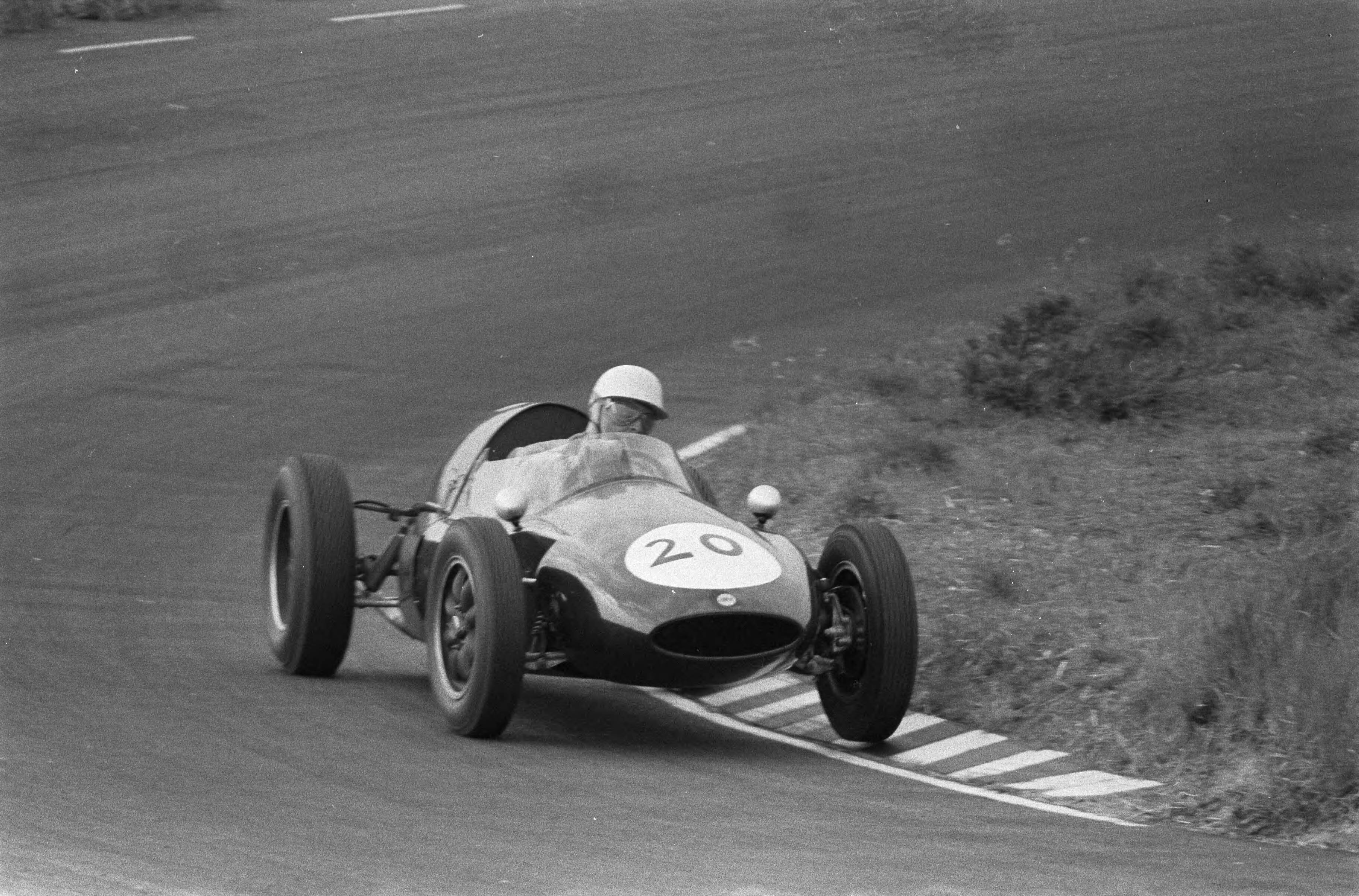 Fotocollectie Anefo — Grote Prijs van Nederland op het circuit van Zandvoort. De Nederlandse coureur Carel Godin de Beaufort (20) in zijn Cooper-Climax onderaan de Hunzerug — Foto: Pot, Harry / Anefo. Licentie: Set B: Rechtenvrij / Publiek Domein. Bron: Nationaal Archief. http://hdl.handle.net/10648/a9b10ed4-d0b4-102d-bcf8-003048976d84