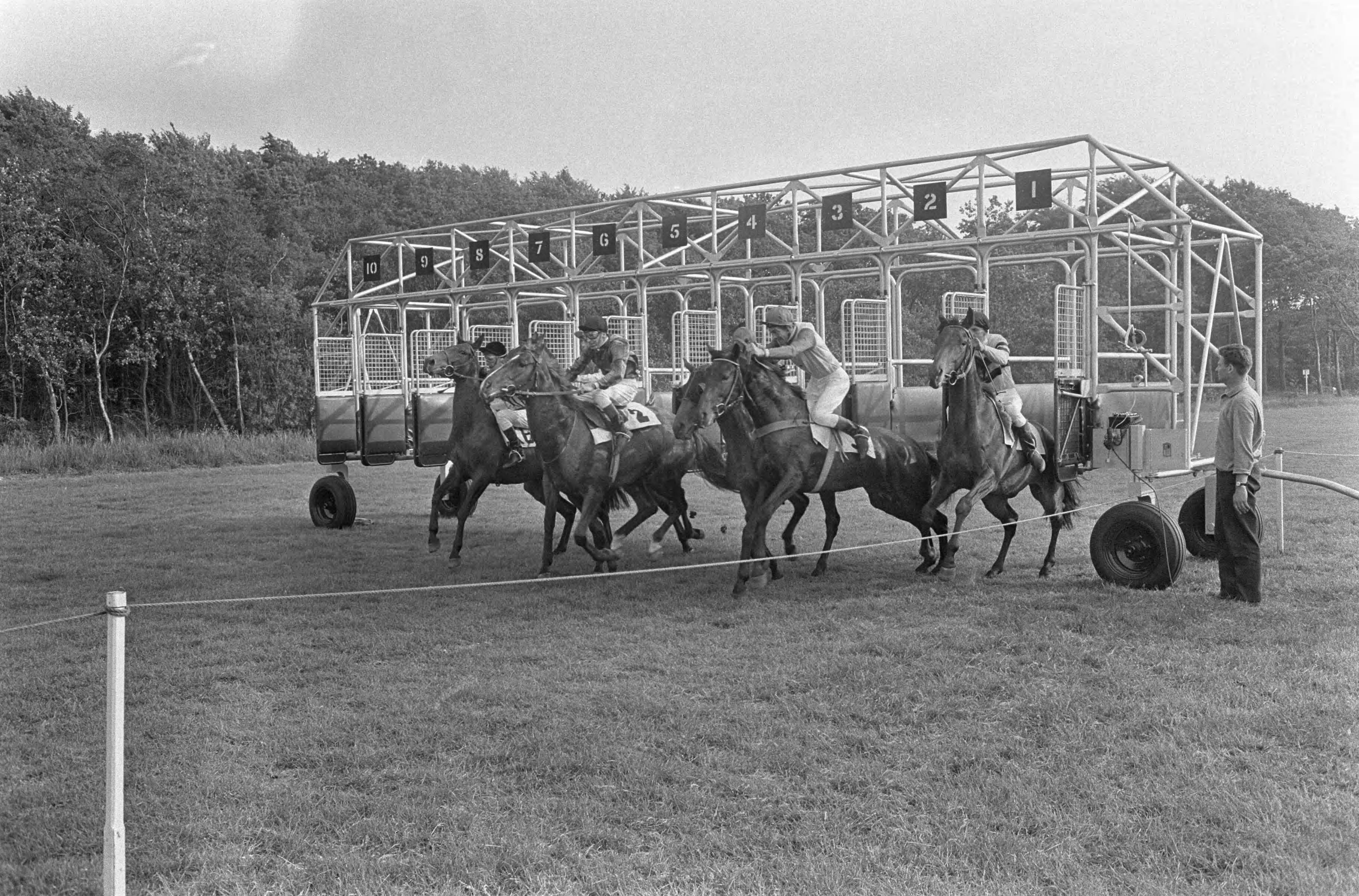 Fotocollectie Anefo — Renboxen op Duidigt voor eerst in gebruik — Foto: Koch, Eric / Anefo. Licentie: Set B: Rechtenvrij / Publiek Domein. Bron: Nationaal Archief. http://hdl.handle.net/10648/aaedea74-d0b4-102d-bcf8-003048976d84