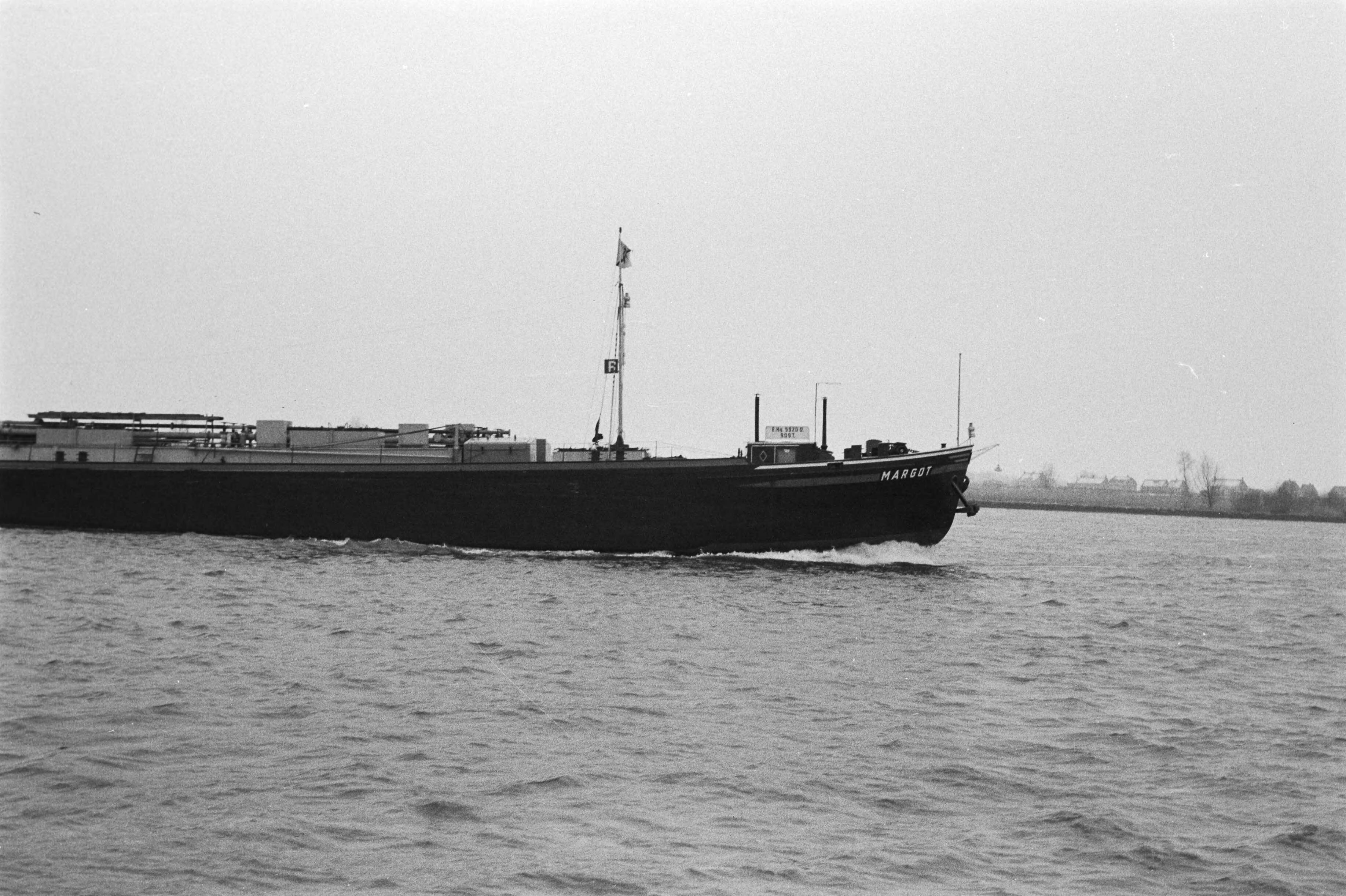 Privé-opnamen (Heidemij) — Binnenvaartschip "Margot" — Foto: Fotograaf Onbekend / Heidemij. Licentie: Set B: Rechtenvrij / Publiek Domein. Bron: Nationaal Archief. http://hdl.handle.net/10648/ae97a4c6-d0b4-102d-bcf8-003048976d84