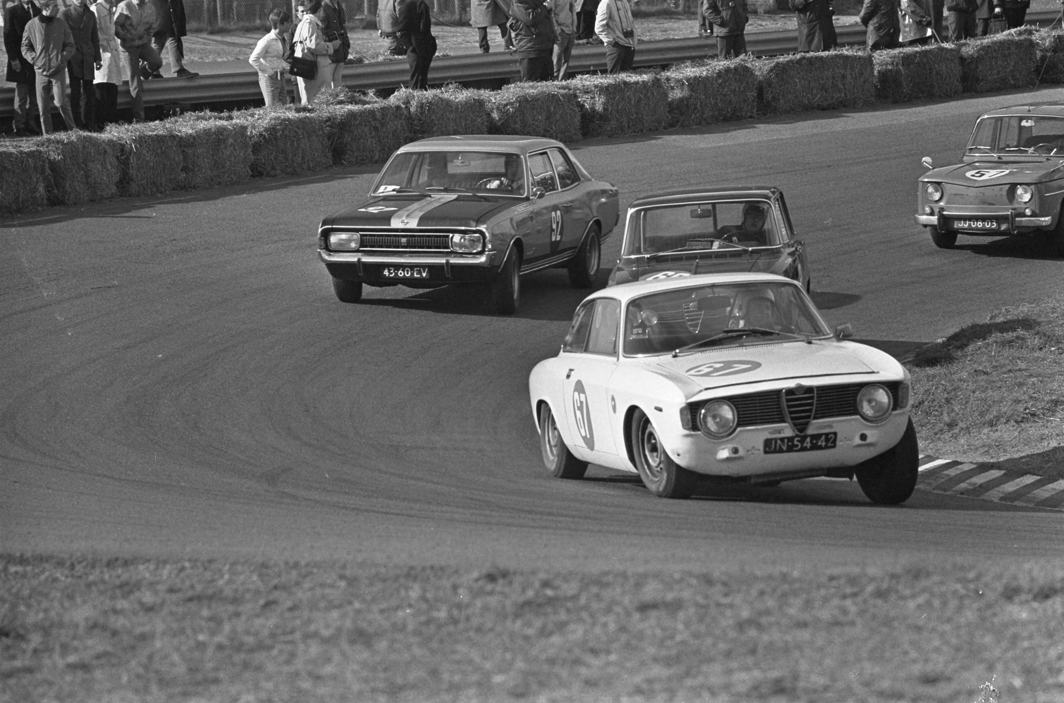 Fotocollectie Anefo — Autoraces op Zandvoort. Tourwagens boven 1000cc. Nummers 25.26 H. E. Nieuwenhuis (eigen bouw) — Foto: Jongerhuis, Pieter / Anefo. Licentie: Set B: Rechtenvrij / Publiek Domein. Bron: Nationaal Archief. http://hdl.handle.net/10648/ab3c41ba-d0b4-102d-bcf8-003048976d84