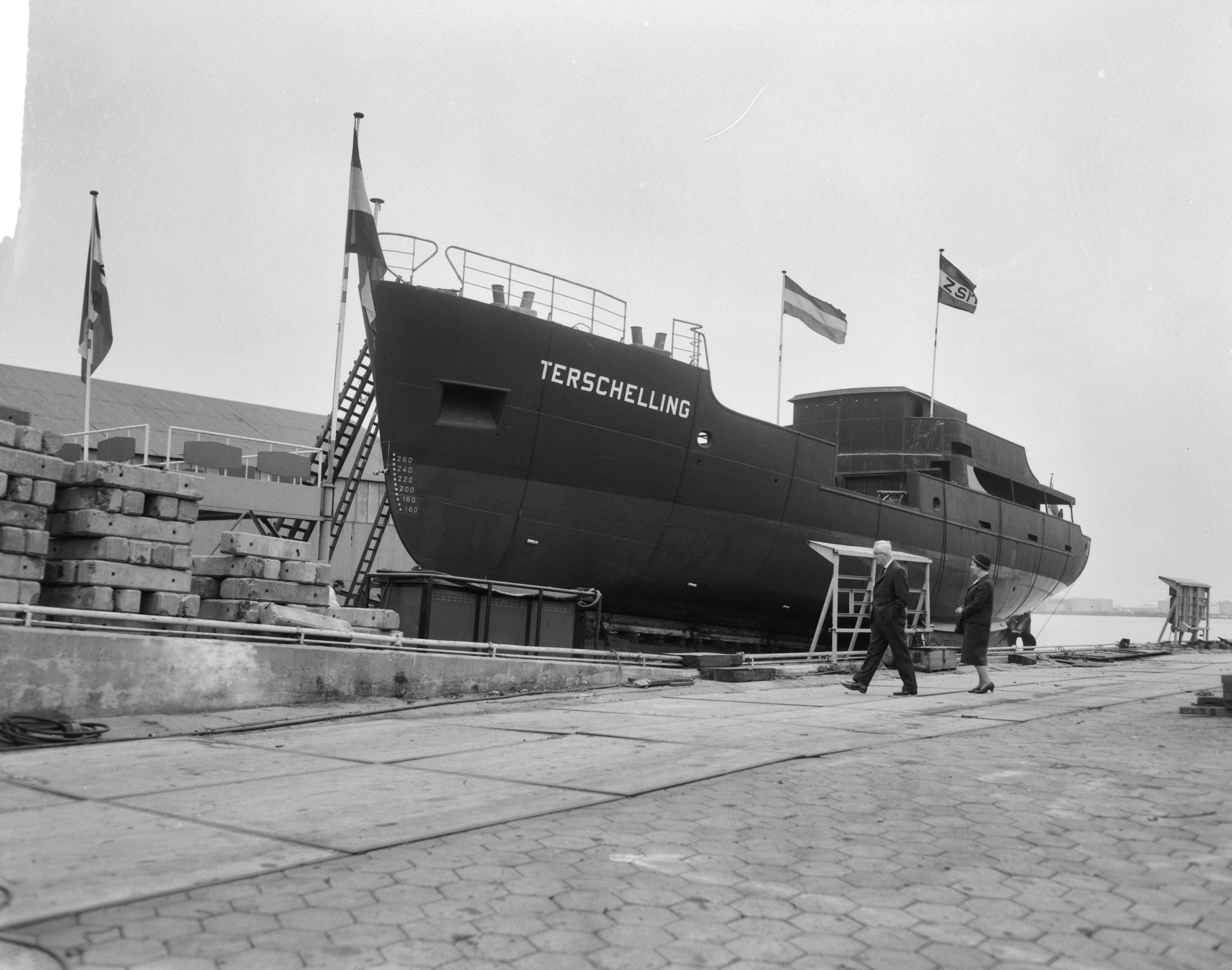Tewaterlating betonningsvaartuig "Terschelling" — Tewaterlating betonningsvaartuig "Terschelling" op de scheepswerf Achtersluispolder van de Zaanlandse Scheepsbouw Maatschappij (Z.S.M.) — Foto: Bilsen, Joop van / Anefo. Licentie: Set B: Rechtenvrij / Publiek Domein. Bron: Nationaal Archief. http://hdl.handle.net/10648/aa466b5a-d0b4-102d-bcf8-003048976d84