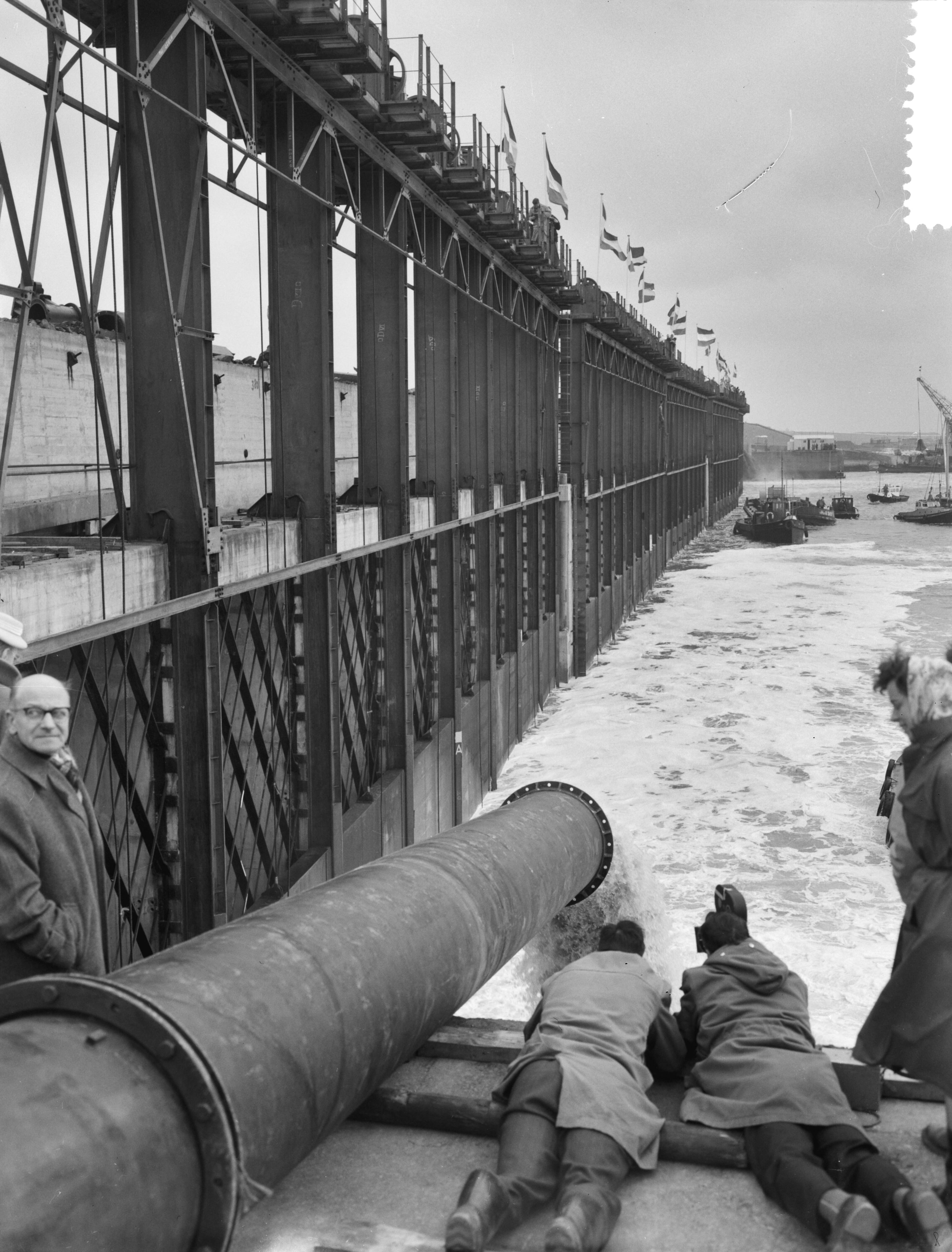 Fotocollectie Anefo — Definitieve sluiting van het Veerse Gat — Foto: Rossem, Wim van / Anefo. Licentie: Set B: Rechtenvrij / Publiek Domein. Bron: Nationaal Archief. http://hdl.handle.net/10648/a9d317d6-d0b4-102d-bcf8-003048976d84