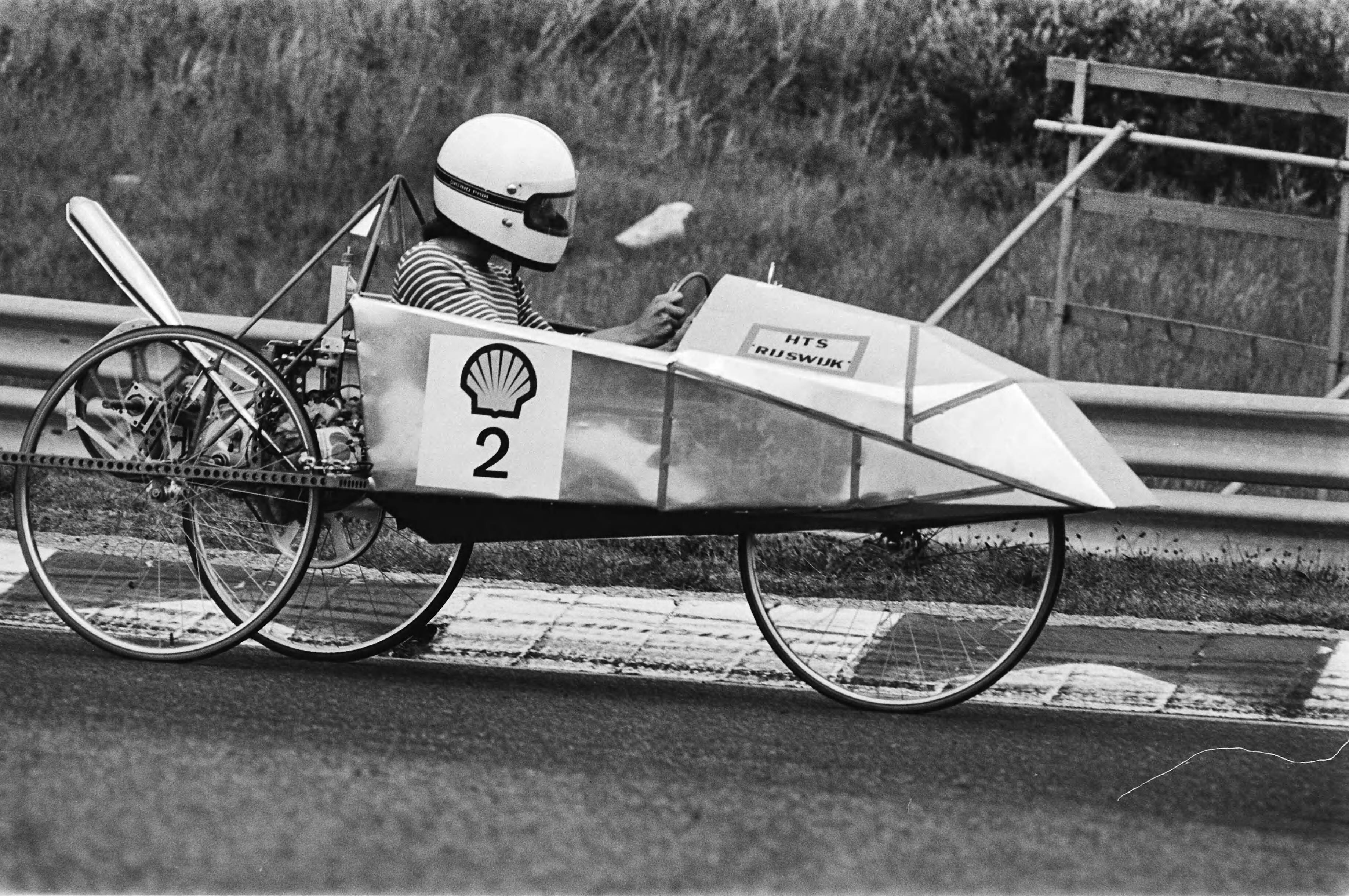 Fotocollectie Anefo — Shell zuinigheidsmarathon op circuit van Zandvoort; HTS Rijswijk in aktie — Foto: Bogaerts, Rob / Anefo. Licentie: Set B: Rechtenvrij / Publiek Domein. Bron: Nationaal Archief. http://hdl.handle.net/10648/ace28650-d0b4-102d-bcf8-003048976d84