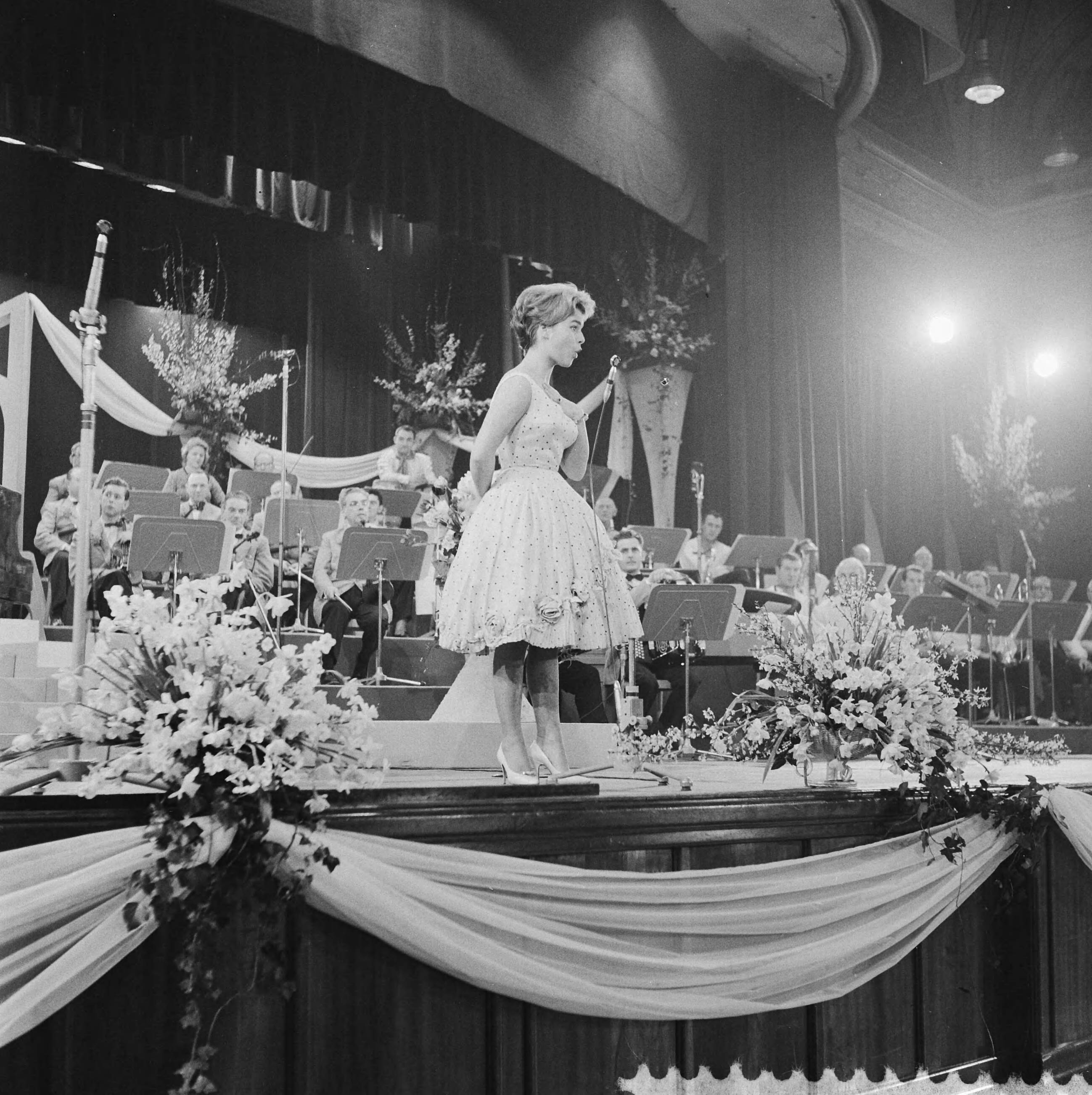 Fotocollectie Anefo — AVRO's danstoernooi in het Kurhaus te Scheveningen, optreden van Conny Froboess — Foto: Behrens, Herbert F. / Anefo. Licentie: Set B: Rechtenvrij / Publiek Domein. Bron: Nationaal Archief. http://hdl.handle.net/10648/a9a839b2-d0b4-102d-bcf8-003048976d84