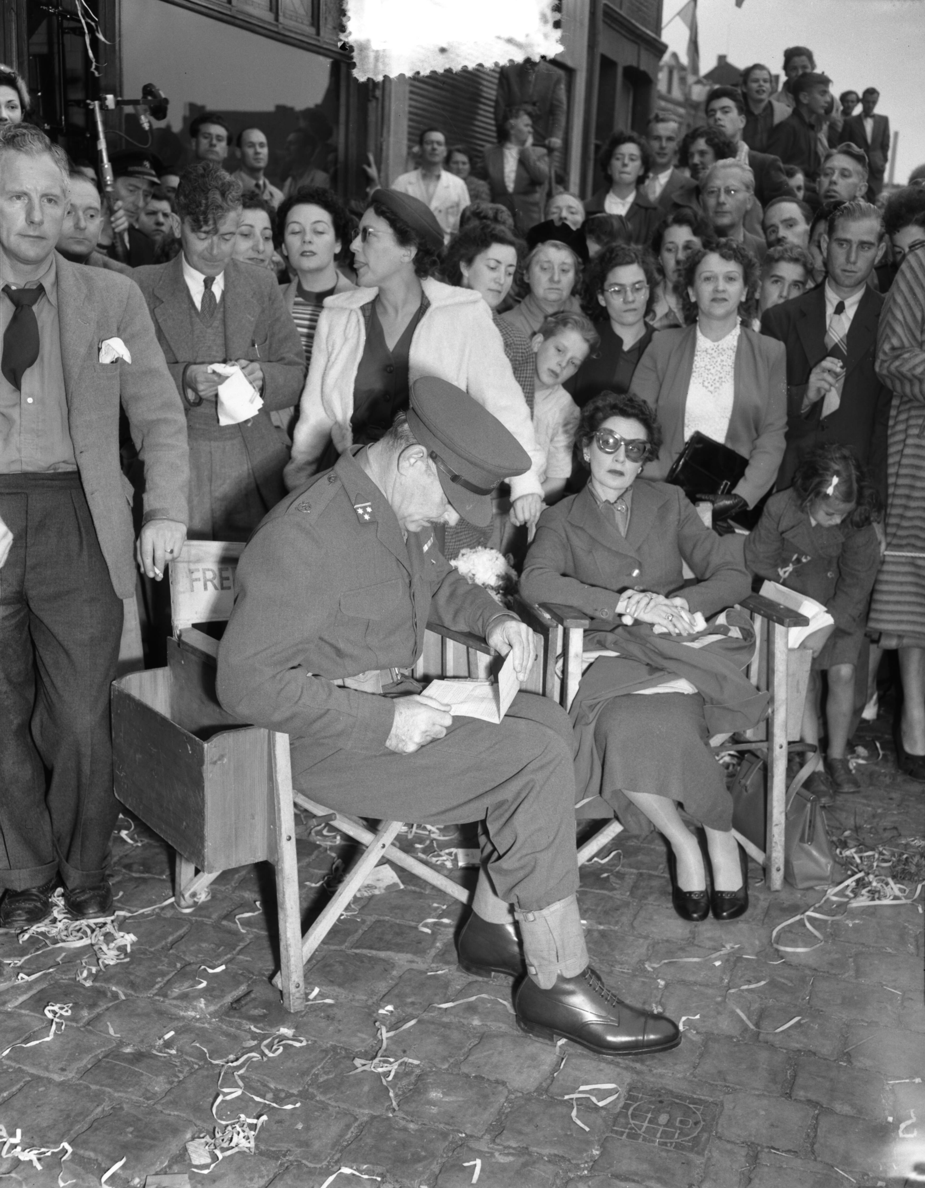 Fotocollectie Anefo — Maastricht. Opnames voor de film "Betrayed" (werktitel: "The true and the brave", met in de hoofdrollen: Clark Gable, Lana Turner en Victor Mature). Clark Gable en Lana Turner — Foto: Noske, J.D. / Anefo. Licentie: Set B: Rechtenvrij / Publiek Domein. Bron: Nationaal Archief. http://hdl.handle.net/10648/a91416ba-d0b4-102d-bcf8-003048976d84