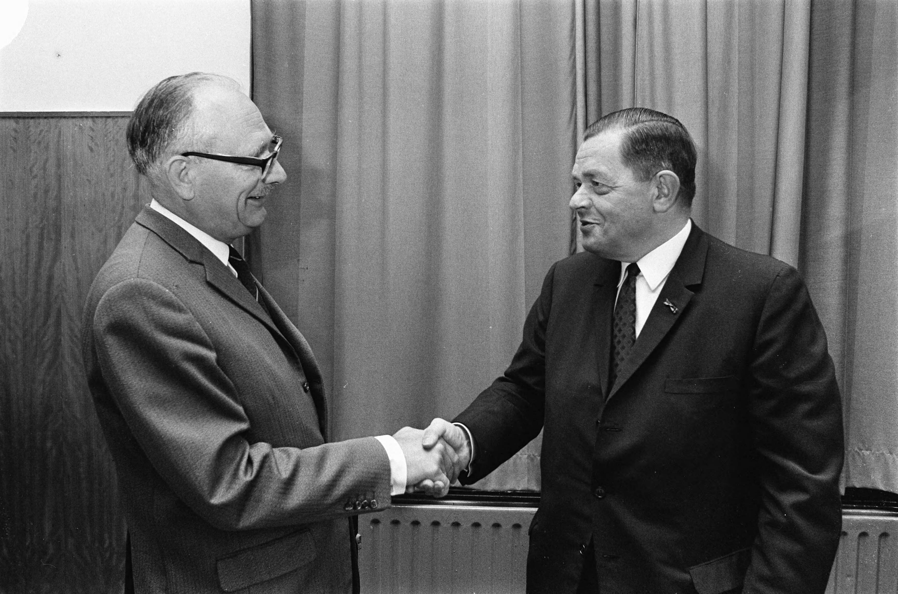 Fotocollectie Anefo — CHU-Unieraad bijeen in Utrecht voor aanwijzen van lijsttrekker Tweede Kamer verkiezingen 1970 ; links prof. van Hulst , rechts Beernink — Foto: Mieremet, Rob / Anefo. Licentie: Set B: Rechtenvrij / Publiek Domein. Bron: Nationaal Archief. http://hdl.handle.net/10648/ab9a1d6c-d0b4-102d-bcf8-003048976d84