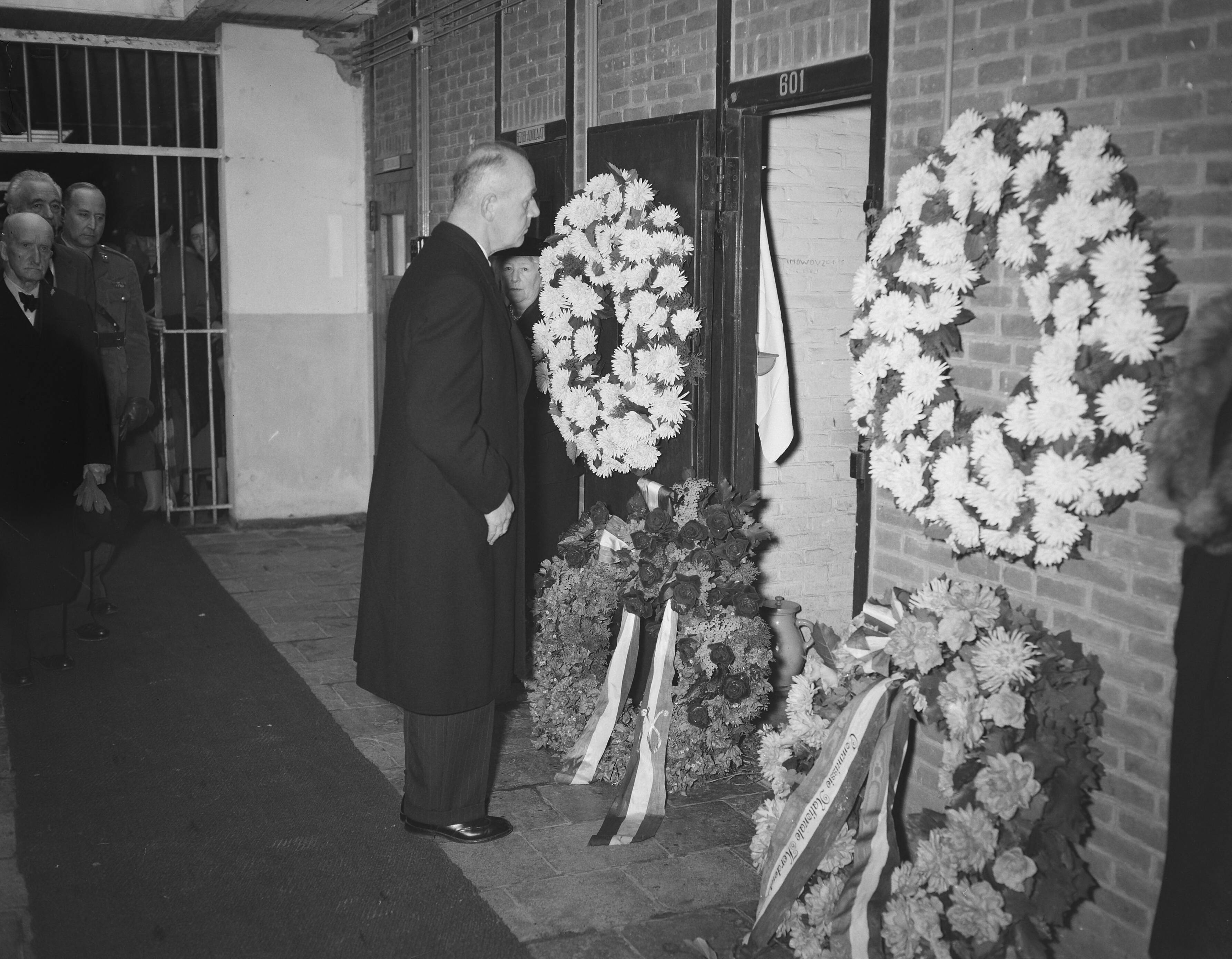Fotocollectie Anefo — Jaarlijkse reünie dodencel 601 in Scheveningen — Foto: Rossem, Wim van / Anefo. Licentie: Set B: Rechtenvrij / Publiek Domein. Bron: Nationaal Archief. http://hdl.handle.net/10648/a96a8464-d0b4-102d-bcf8-003048976d84