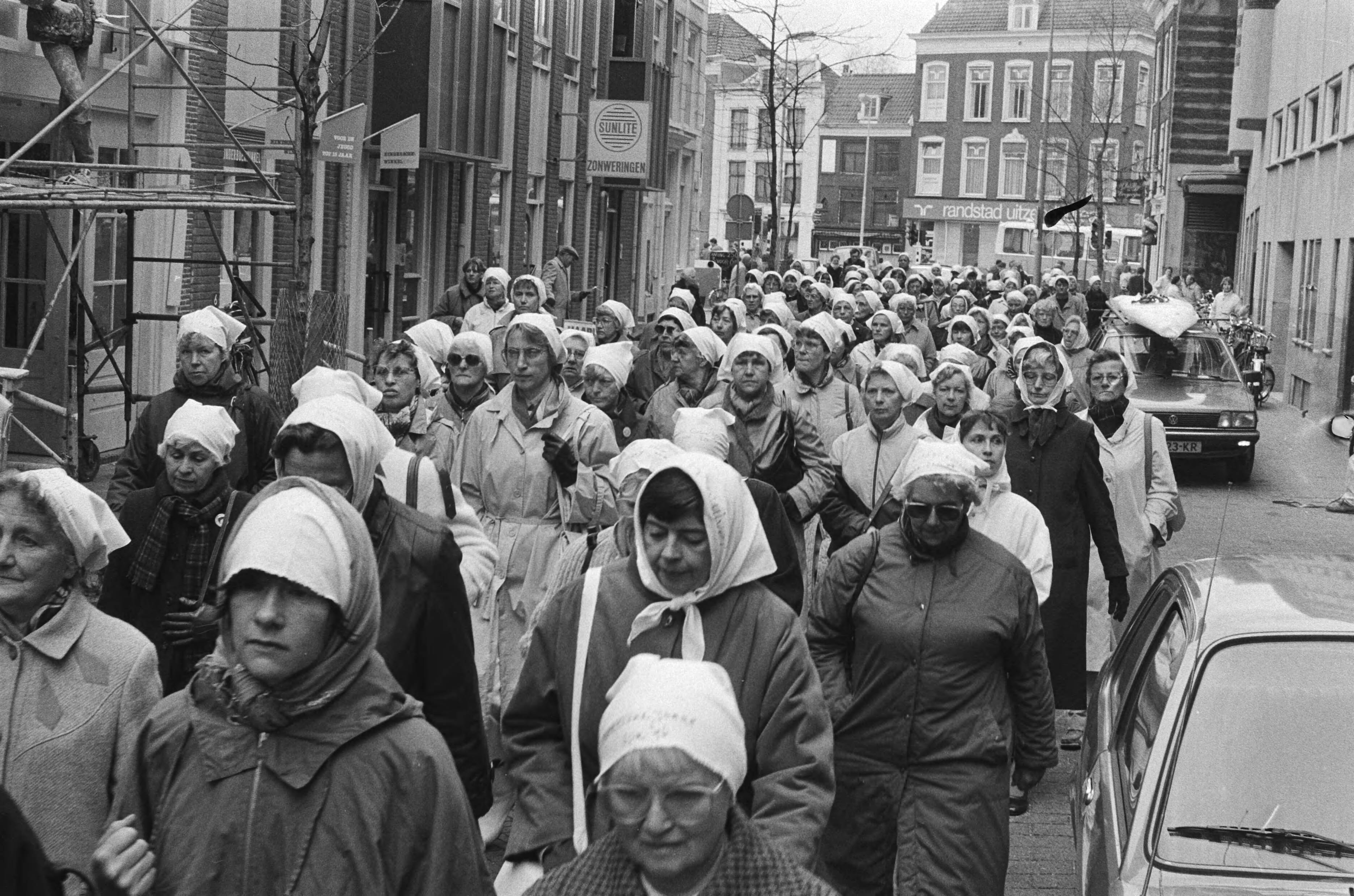 Fotocollectie Anefo — Stille tocht vrouwen (solidair met "dwaze moeders" ) in Haarlem — Foto: Vollebregt, Sjakkelien / Anefo. Licentie: Set B: Rechtenvrij / Publiek Domein. Bron: Nationaal Archief. http://hdl.handle.net/10648/ad4623b8-d0b4-102d-bcf8-003048976d84