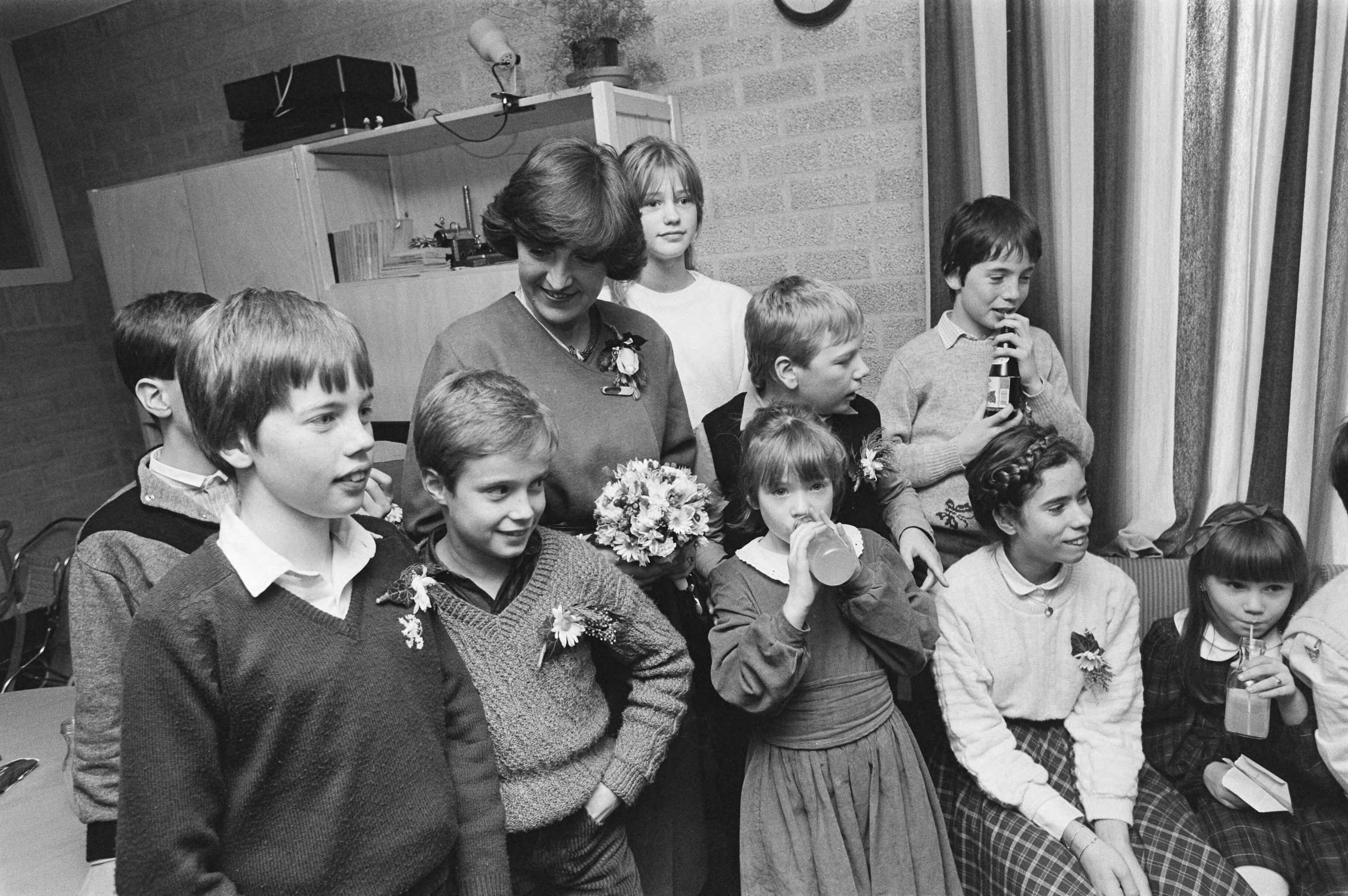 Fotocollectie Anefo — Margriet opent internaat voor schipperskinderen in Nieuwegein; Prinses Margriet wordt door de kinderen toegezonden bij aankomst — Foto: Bogaerts, Rob / Anefo. Licentie: Set B: Rechtenvrij / Publiek Domein. Bron: Nationaal Archief. http://hdl.handle.net/10648/ad42f120-d0b4-102d-bcf8-003048976d84