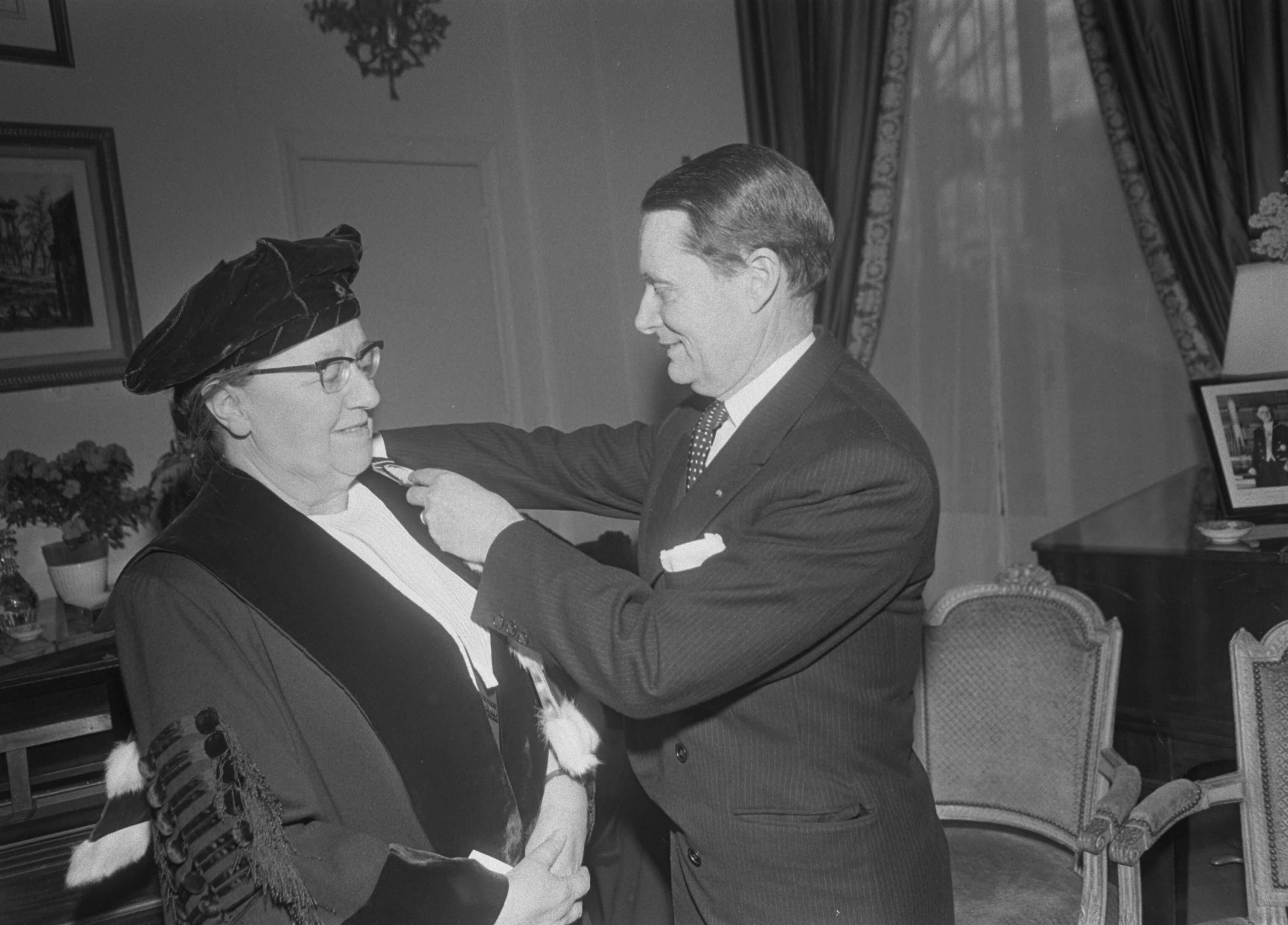 Fotocollectie Anefo — Drie Franse eredoctoraten uitgereikt aan Nederlandse professoren op Franse ambassade, Den Haag . Eredoctoraten. Christine Mohrmann (KU Nijmegen) — Foto: Mieremet, Rob / Anefo. Licentie: Set B: Rechtenvrij / Publiek Domein. Bron: Nationaal Archief. http://hdl.handle.net/10648/ab8f2c90-d0b4-102d-bcf8-003048976d84