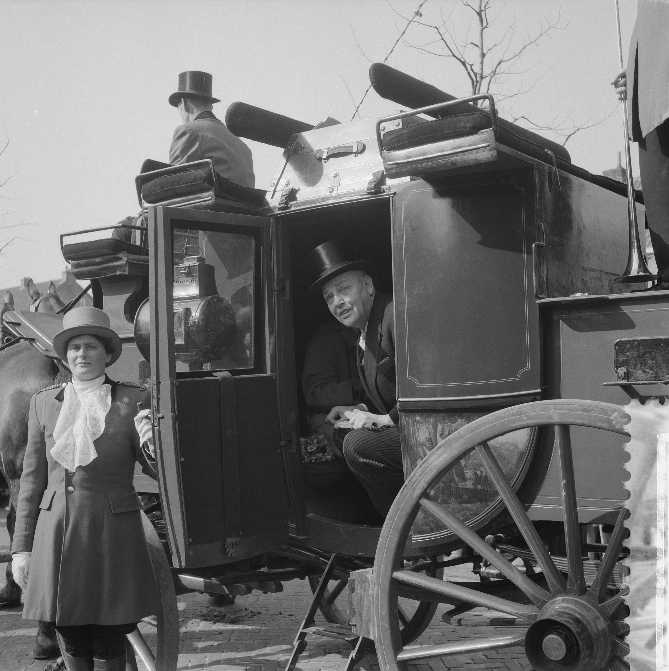 Fotocollectie Anefo — Burgemeester A.H. van Gelderen van Zaandijk viert 25-jarig jubileum. In oude Engelse postkoets — Foto: Lindeboom, Henk / Anefo. Licentie: Set B: Rechtenvrij / Publiek Domein. Bron: Nationaal Archief. http://hdl.handle.net/10648/a9aa7d08-d0b4-102d-bcf8-003048976d84