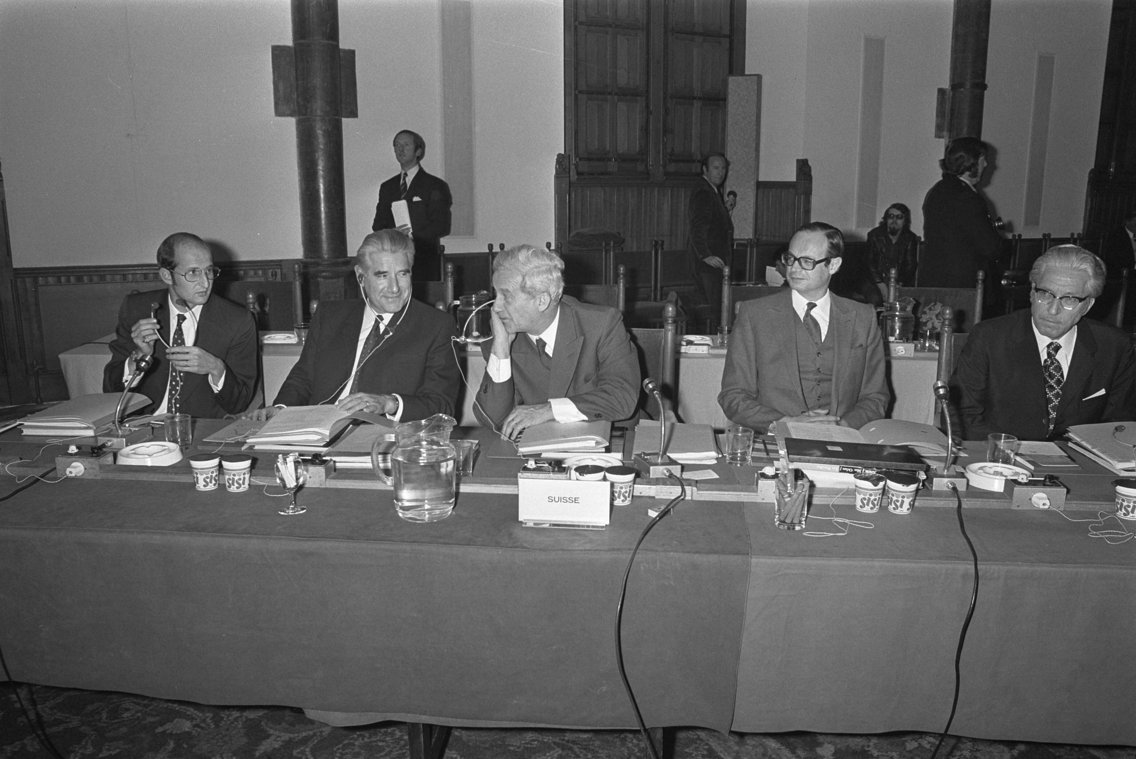 Fotocollectie Anefo — Milieucongres over de Rijn in de Ridderzaal te Den Haag — Foto: Peters, Hans / Anefo. Licentie: Set B: Rechtenvrij / Publiek Domein. Bron: Nationaal Archief. http://hdl.handle.net/10648/abfaa5ec-d0b4-102d-bcf8-003048976d84