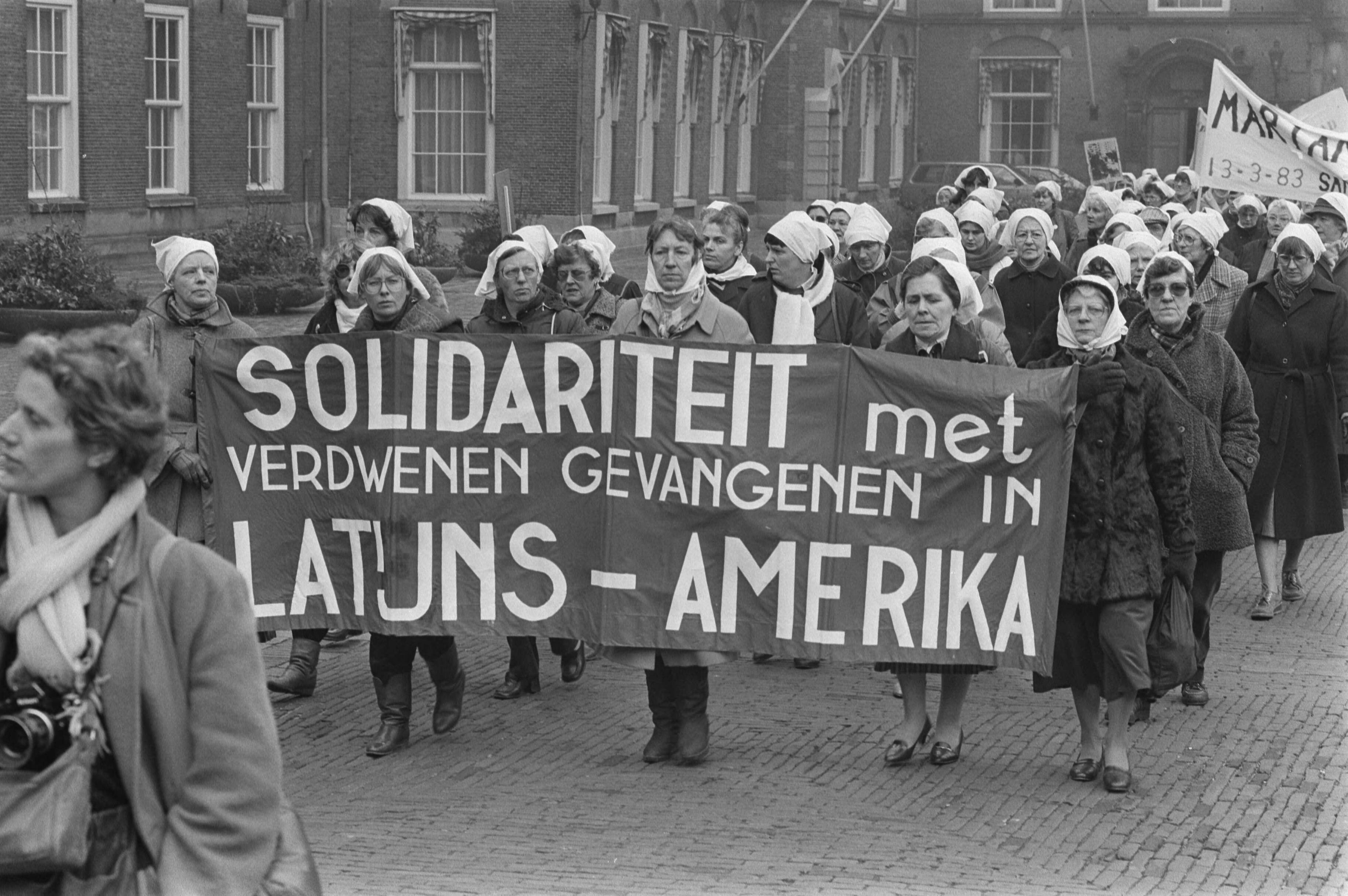 Fotocollectie Anefo — "Dwaze moeders" demonstreren in Den Haag — Foto: Croes, Rob C. / Anefo. Licentie: Set B: Rechtenvrij / Publiek Domein. Bron: Nationaal Archief. http://hdl.handle.net/10648/ad43f50c-d0b4-102d-bcf8-003048976d84