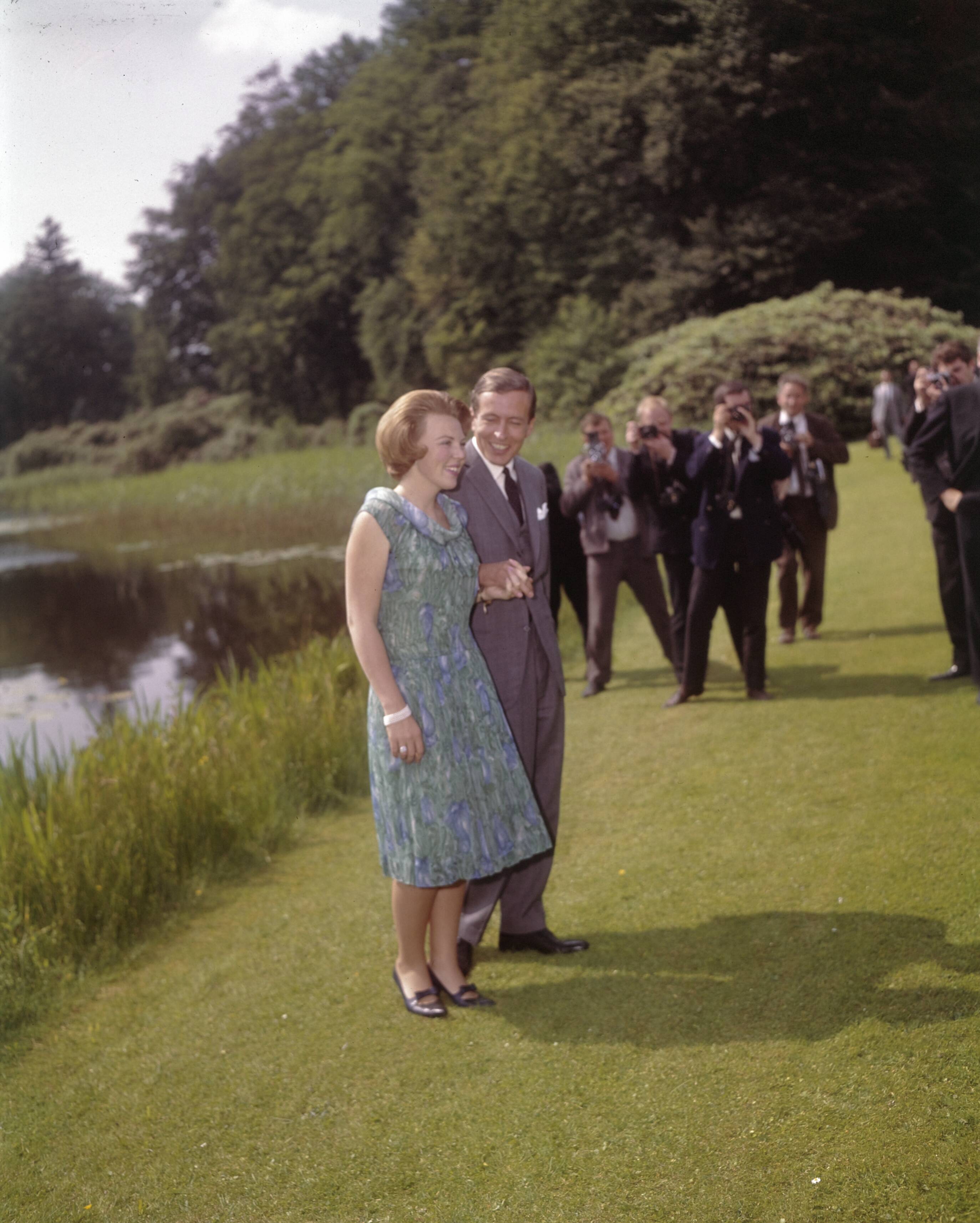 Fotocollectie Anefo — Prinses Beatrix poseert met haar verloofde prins Claus in de tuin van paleis Soestdijk — Foto: Fotograaf Onbekend / Anefo. Licentie: Set B: Rechtenvrij / Publiek Domein. Bron: Nationaal Archief. http://hdl.handle.net/10648/ad8c5fa4-d0b4-102d-bcf8-003048976d84