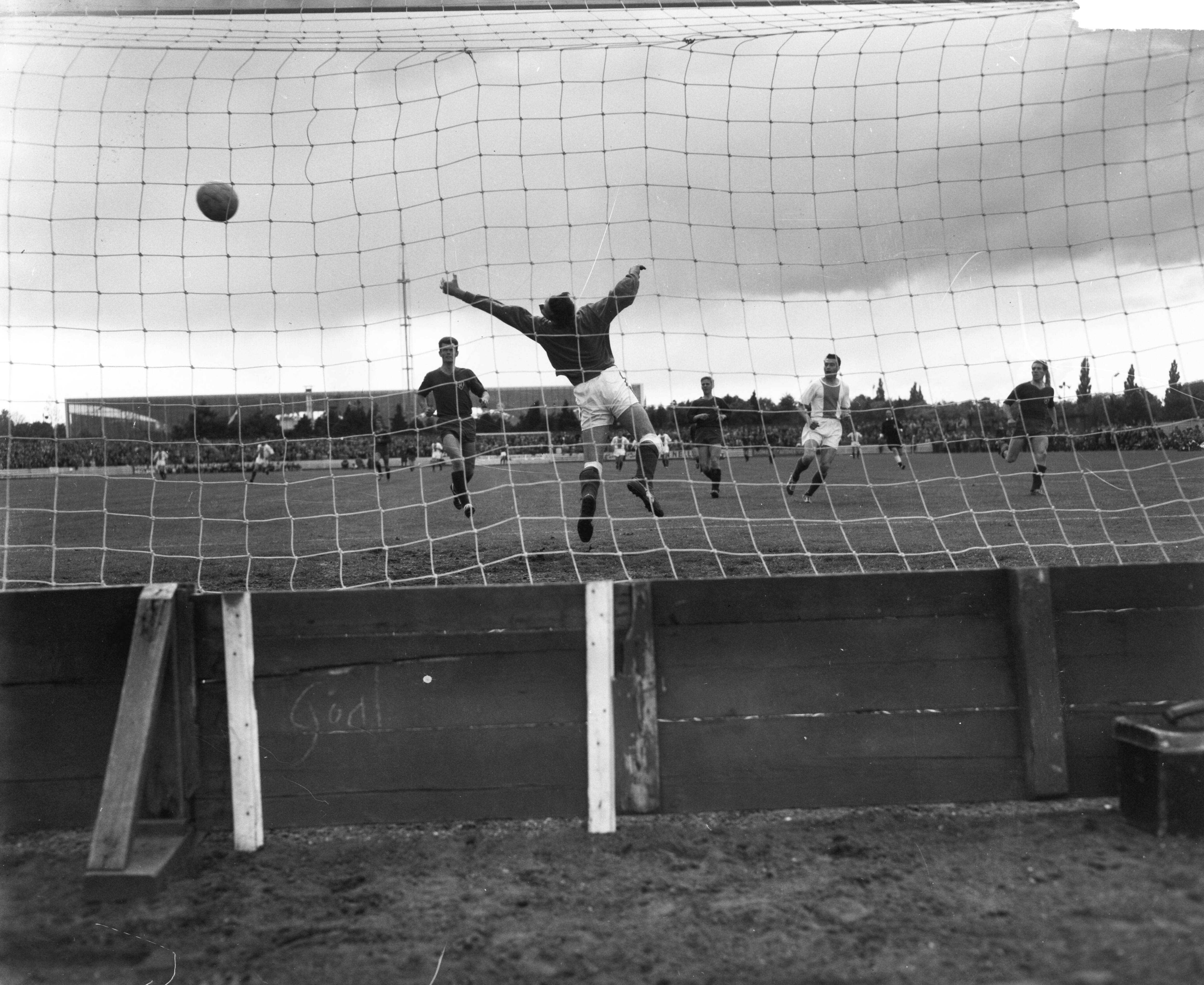 Fotocollectie Anefo — Voetbal. Hilversum tegen Haarlem 2-1. Spelmoment, Evert Pluim (Hilversum) passeert met een schot keeper Van der Kruis (Haarlem) en scoort 2-0 — Foto: Lindeboom, Henk / Anefo. Licentie: Set B: Rechtenvrij / Publiek Domein. Bron: Nationaal Archief. http://hdl.handle.net/10648/a9d68312-d0b4-102d-bcf8-003048976d84