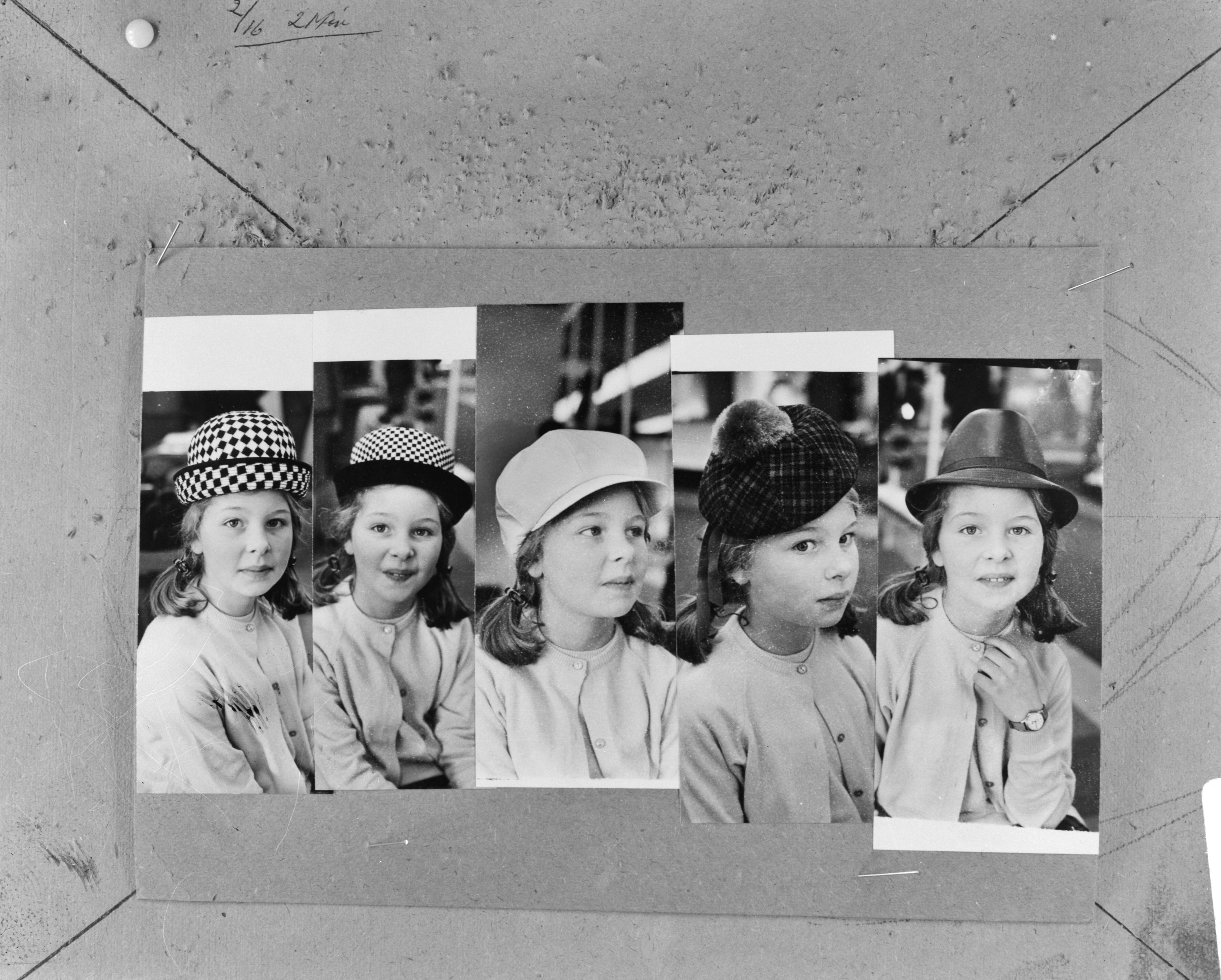 Fotocollectie Anefo — Beurs voor Het Kind in Utrecht, modieuse hoedjes voor meisjes — Foto: Koch, Eric / Anefo. Licentie: Set B: Rechtenvrij / Publiek Domein. Bron: Nationaal Archief. http://hdl.handle.net/10648/aae25952-d0b4-102d-bcf8-003048976d84