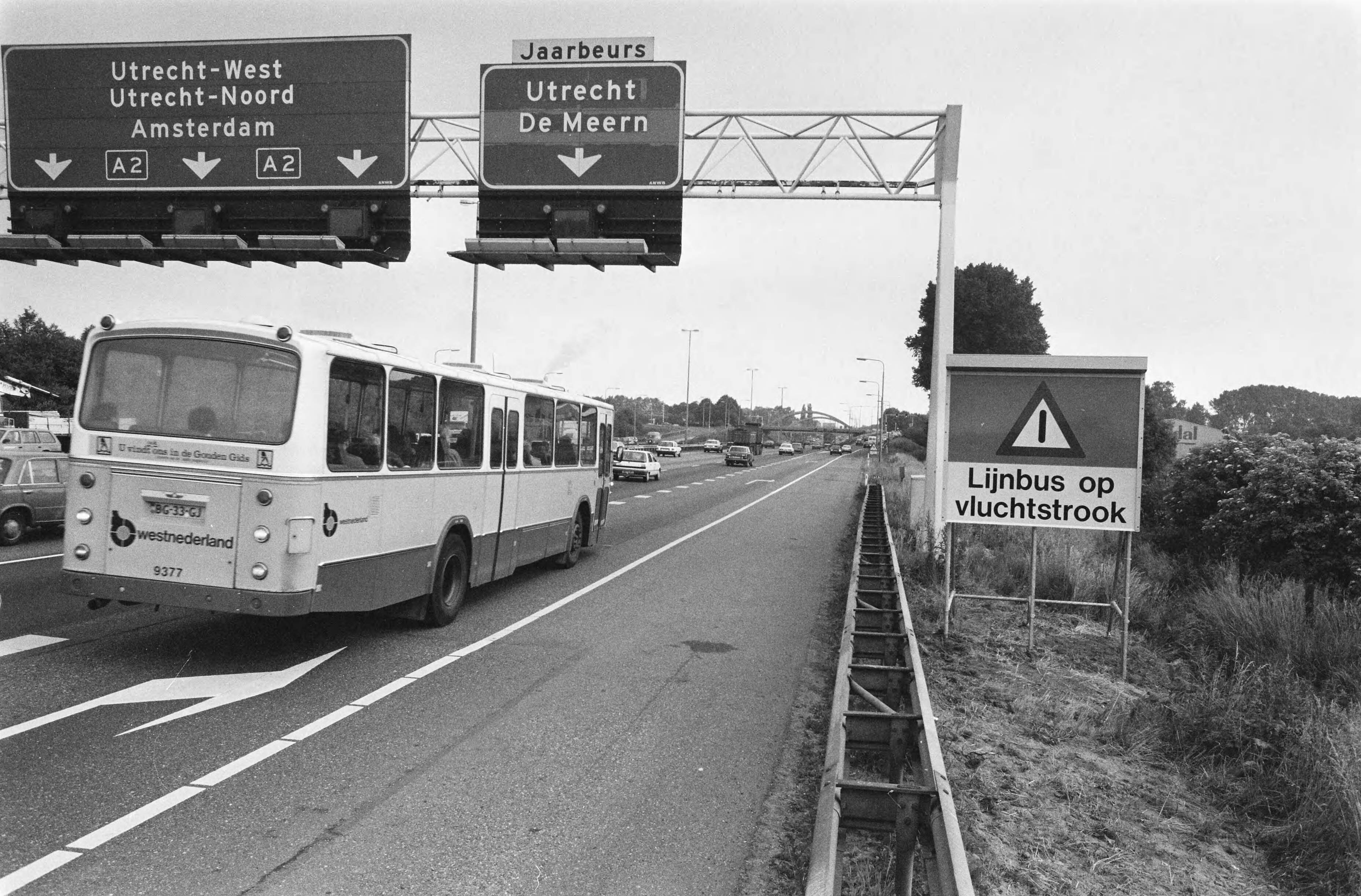 Fotocollectie Anefo — Proef met een lijnbus op de vluchtstrook van de A2 bij Utrecht — Foto: Croes, Rob C. / Anefo. Licentie: Set B: Rechtenvrij / Publiek Domein. Bron: Nationaal Archief. http://hdl.handle.net/10648/ad732502-d0b4-102d-bcf8-003048976d84