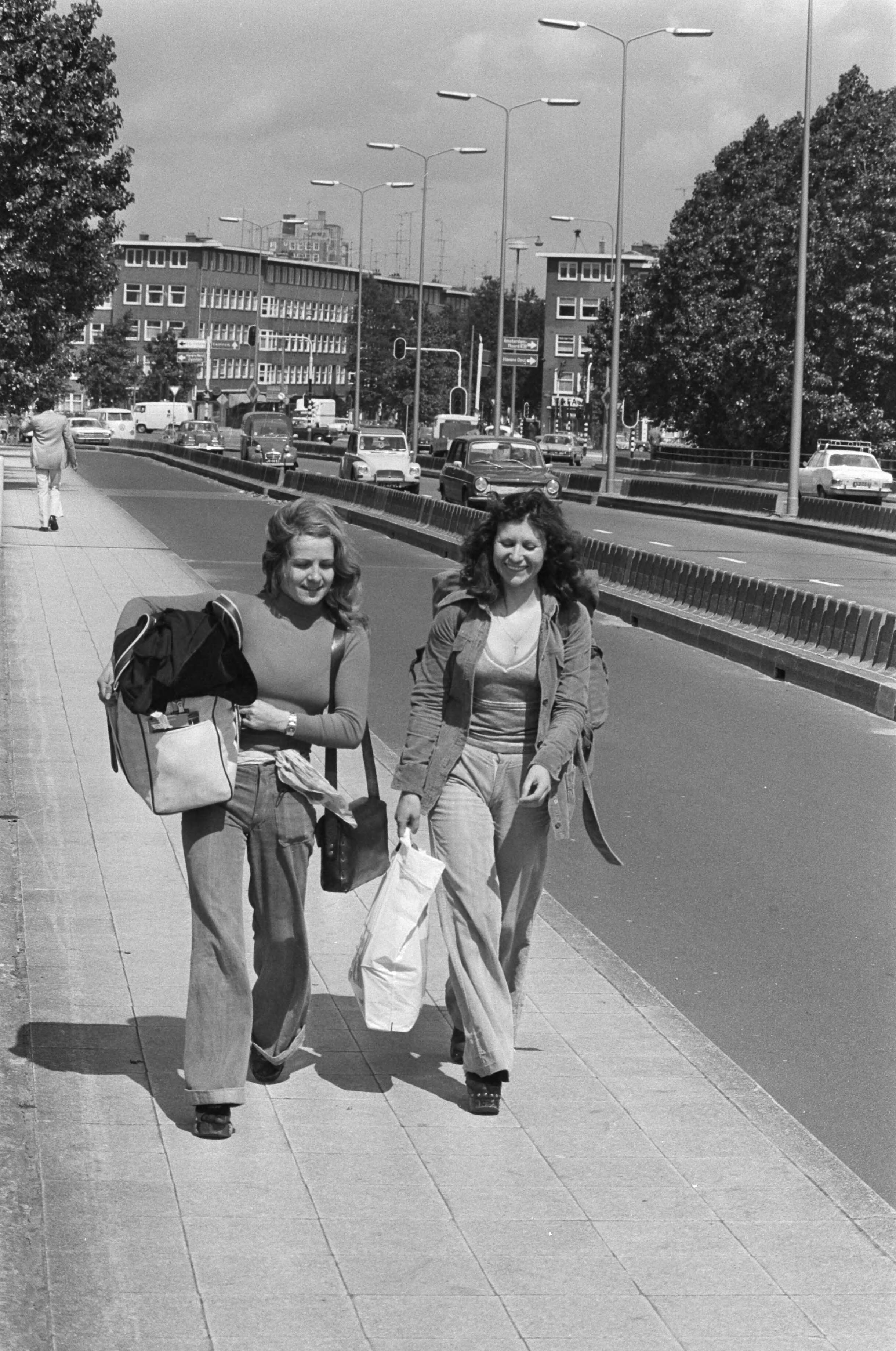 Fotocollectie Anefo — Vakantie uittocht begonnen; meisjes met rugzakken op Utrechtse brug — Foto: Verhoeff, Bert / Anefo. Licentie: Set B: Rechtenvrij / Publiek Domein. Bron: Nationaal Archief. http://hdl.handle.net/10648/ac5028fa-d0b4-102d-bcf8-003048976d84