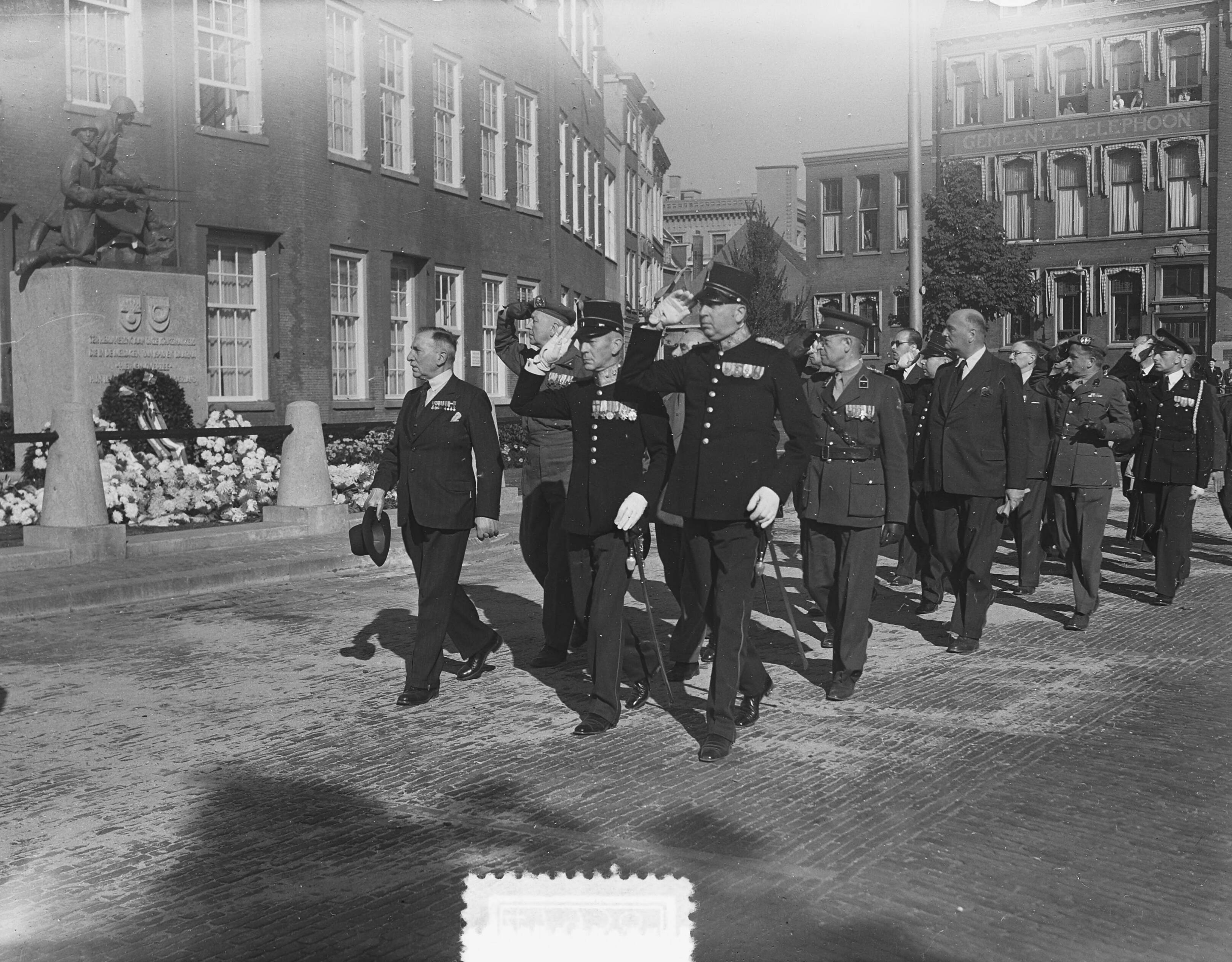 Onthulling te Den Haag van het monument Grenadiers en Jagers — Foto: Duinen, H. van / Anefo. — Licentie: Set B: Rechtenvrij / Publiek Domein. Bron: Nationaal Archief. http://hdl.handle.net/10648/a8f04e2e-d0b4-102d-bcf8-003048976d84