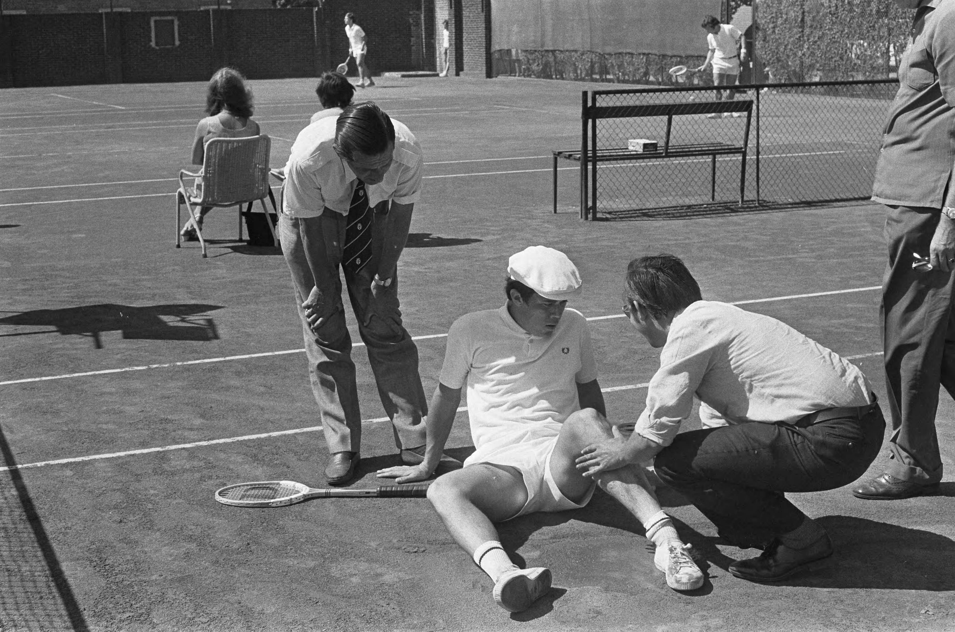 Fotocollectie Anefo — Nationale Tenniskampioenschappen te Scheveningen, W. Pufkus heeft last van warmte — Foto: Peters, Hans / Anefo. Licentie: Set B: Rechtenvrij / Publiek Domein. Bron: Nationaal Archief. http://hdl.handle.net/10648/ac340490-d0b4-102d-bcf8-003048976d84