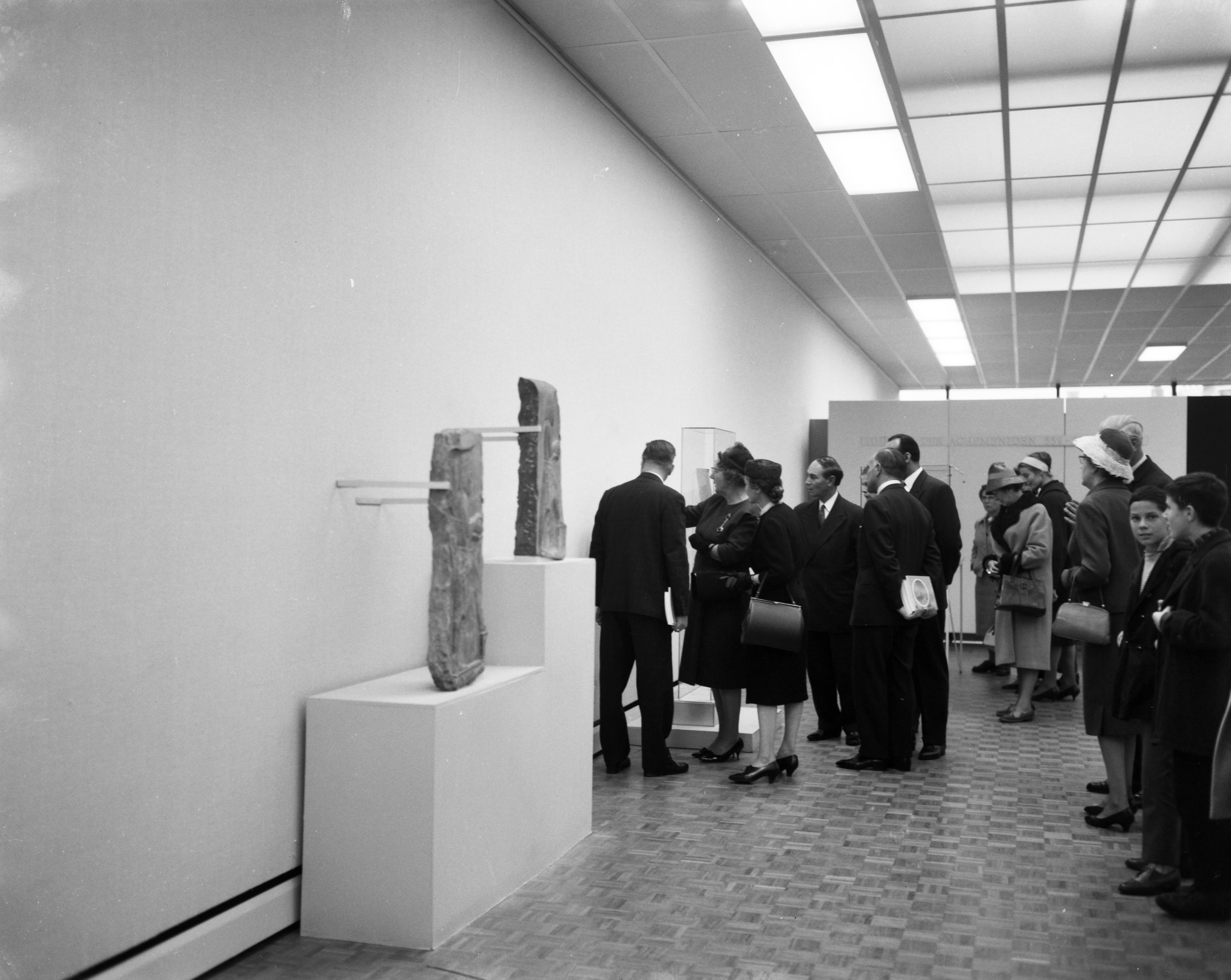 Fotocollectie Anefo — Koningin Juliana brengt een bezoek aan de tentoonstelling 7000 jaar Perzische Kunst te Den Haag. Tijdens de rondgang — Foto: Bilsen, Joop van / Anefo. Licentie: Set B: Rechtenvrij / Publiek Domein. Bron: Nationaal Archief. http://hdl.handle.net/10648/aa1dbf8e-d0b4-102d-bcf8-003048976d84