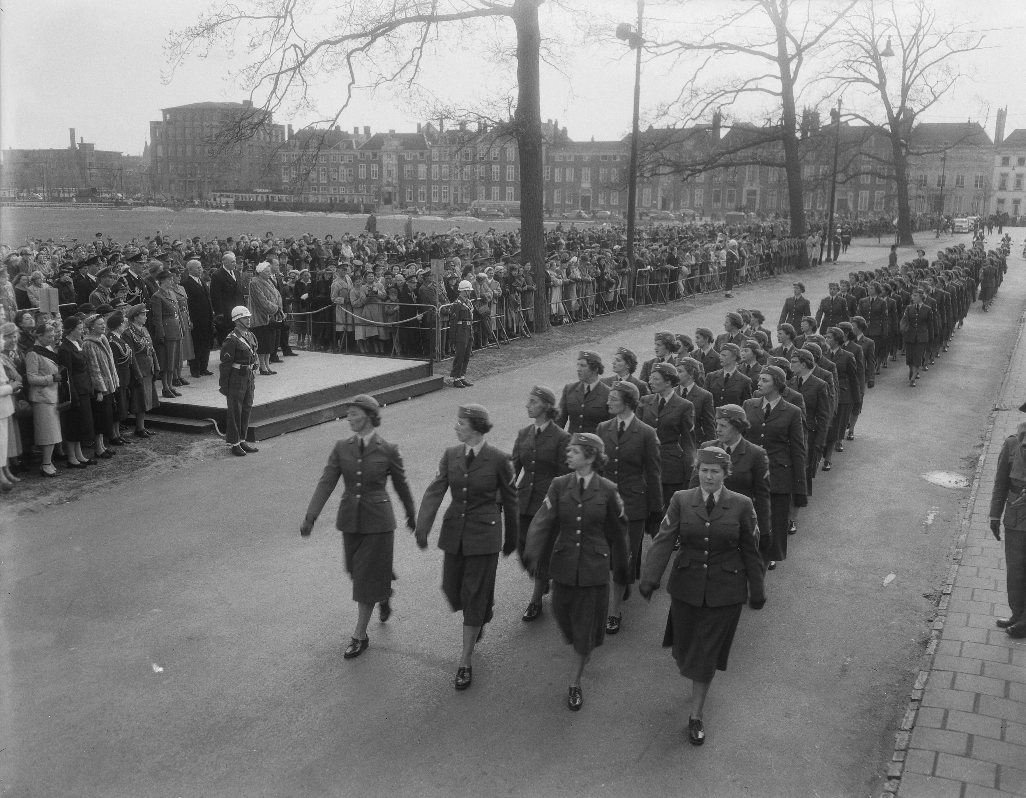 Fotocollectie Anefo — 10-jarig bestaan Milva. Defilé voor koningin Juliana in Den Haag — Foto: Duinen, G.W. van / Anefo. Licentie: Set B: Rechtenvrij / Publiek Domein. Bron: Nationaal Archief. http://hdl.handle.net/10648/a921800c-d0b4-102d-bcf8-003048976d84