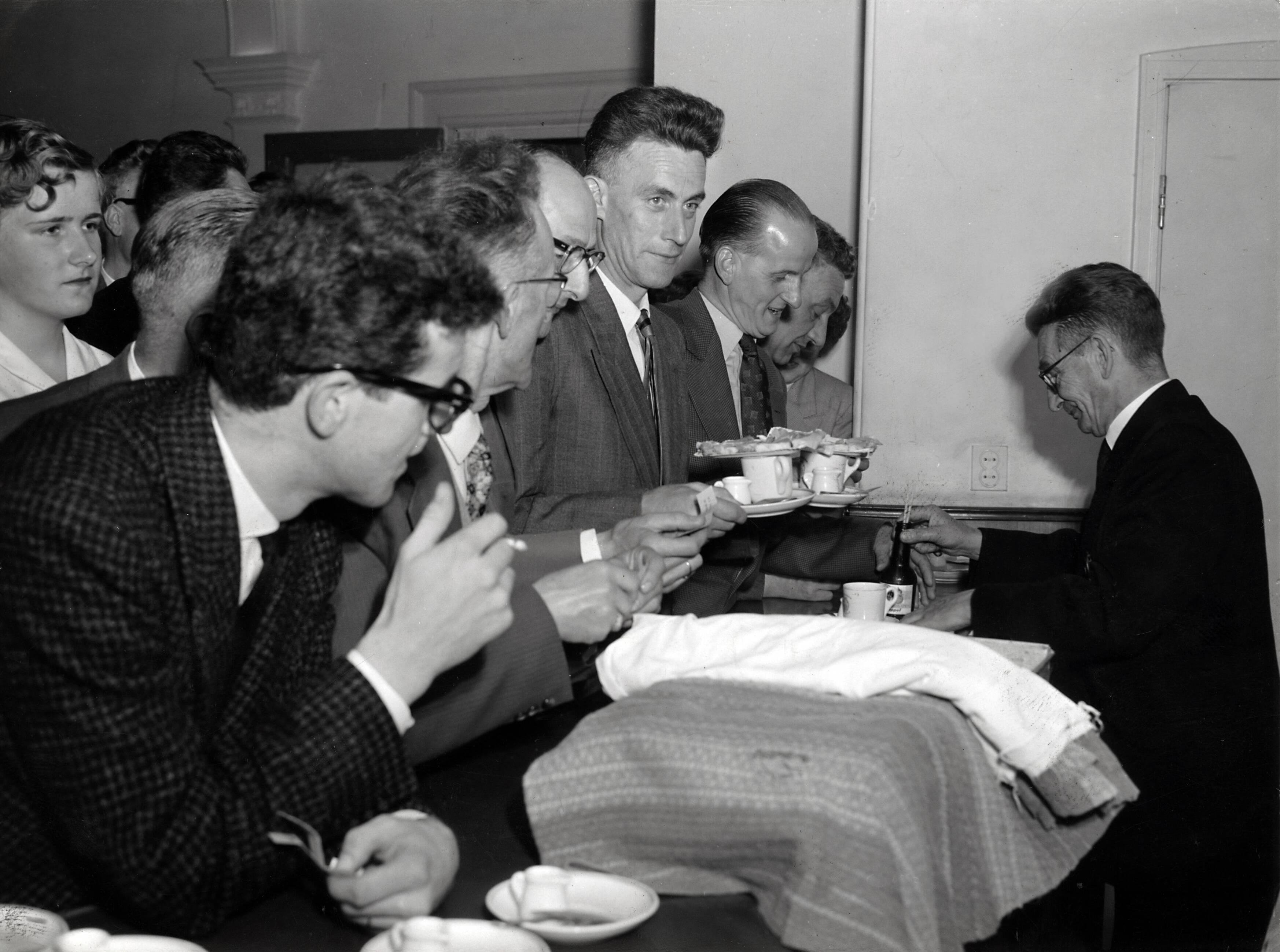 Collectie nader te bepalen — [50-jarig jubileum N.V. De Spaarnestad] [Receptie in de Vleeshal te Haarlem?] Koffie halen bij het buffet] — Foto: Fotograaf Onbekend / Fotobureau onbekend / Spaarnestad Photo (05887). Licentie: Set B: Rechtenvrij / Publiek Domein. Bron: Nationaal Archief. http://hdl.handle.net/10648/35429da6-3a7d-a382-e063-6df0900a6686