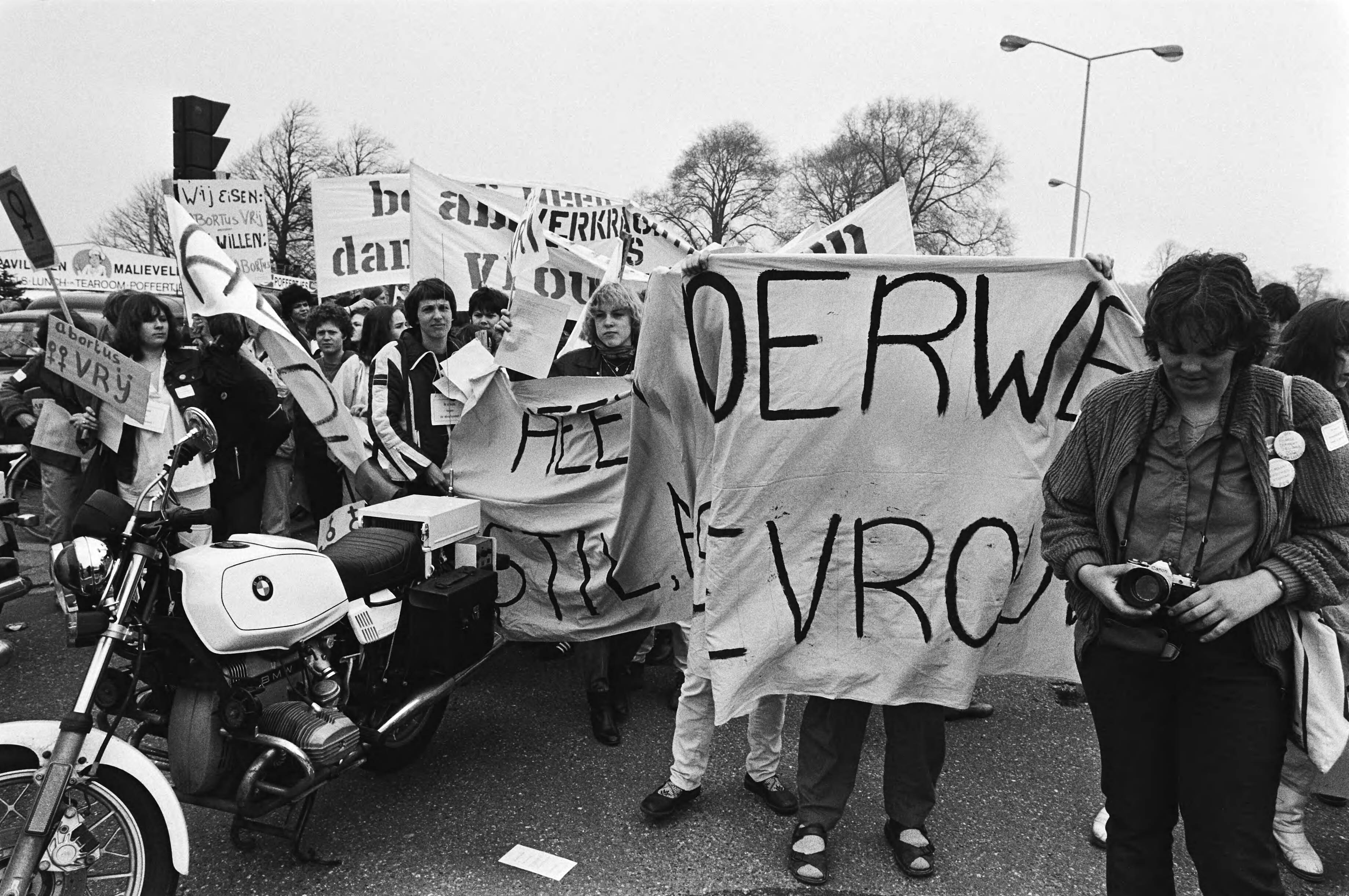 Fotocollectie Anefo — Landelijke vrouwenstakingsdag, in Den Haag werd i.v.m. landelijke vrouwenstakingsdag dem., — Foto: Dijk, Hans van / Anefo. Licentie: Set B: Rechtenvrij / Publiek Domein. Bron: Nationaal Archief. http://hdl.handle.net/10648/acf84c4c-d0b4-102d-bcf8-003048976d84