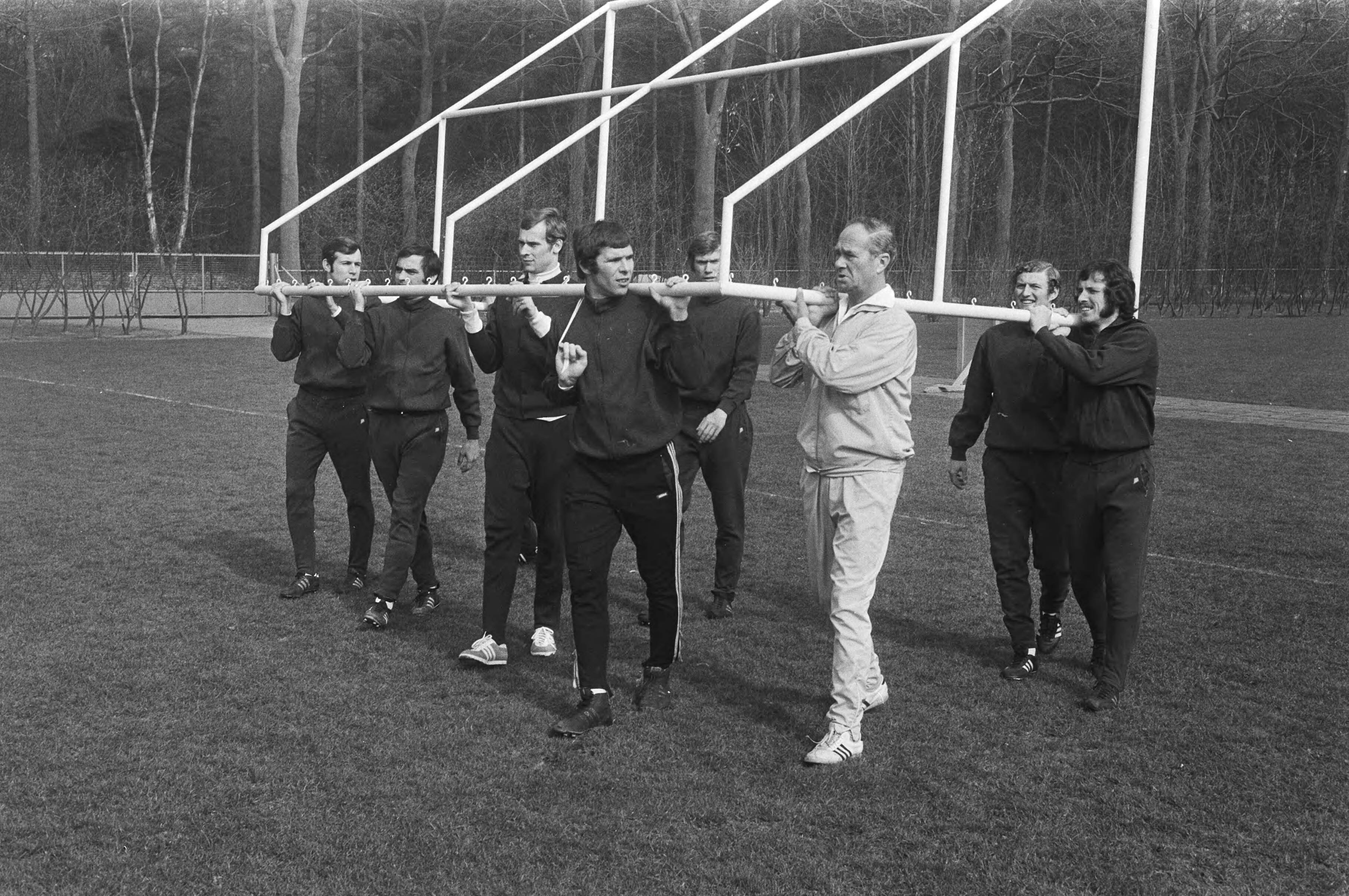 Training van het Nederlandse voetbalelftal voor de interland tegen Joegoslavië — Doel wordt naar zijn plaats gebracht door spelers en trainer Fadrhonc (in wit pak) — Foto: Fotograaf Onbekend / Anefo. Licentie: Set B: Rechtenvrij / Publiek Domein. Bron: Nationaal Archief. http://hdl.handle.net/10648/abb945b6-d0b4-102d-bcf8-003048976d84