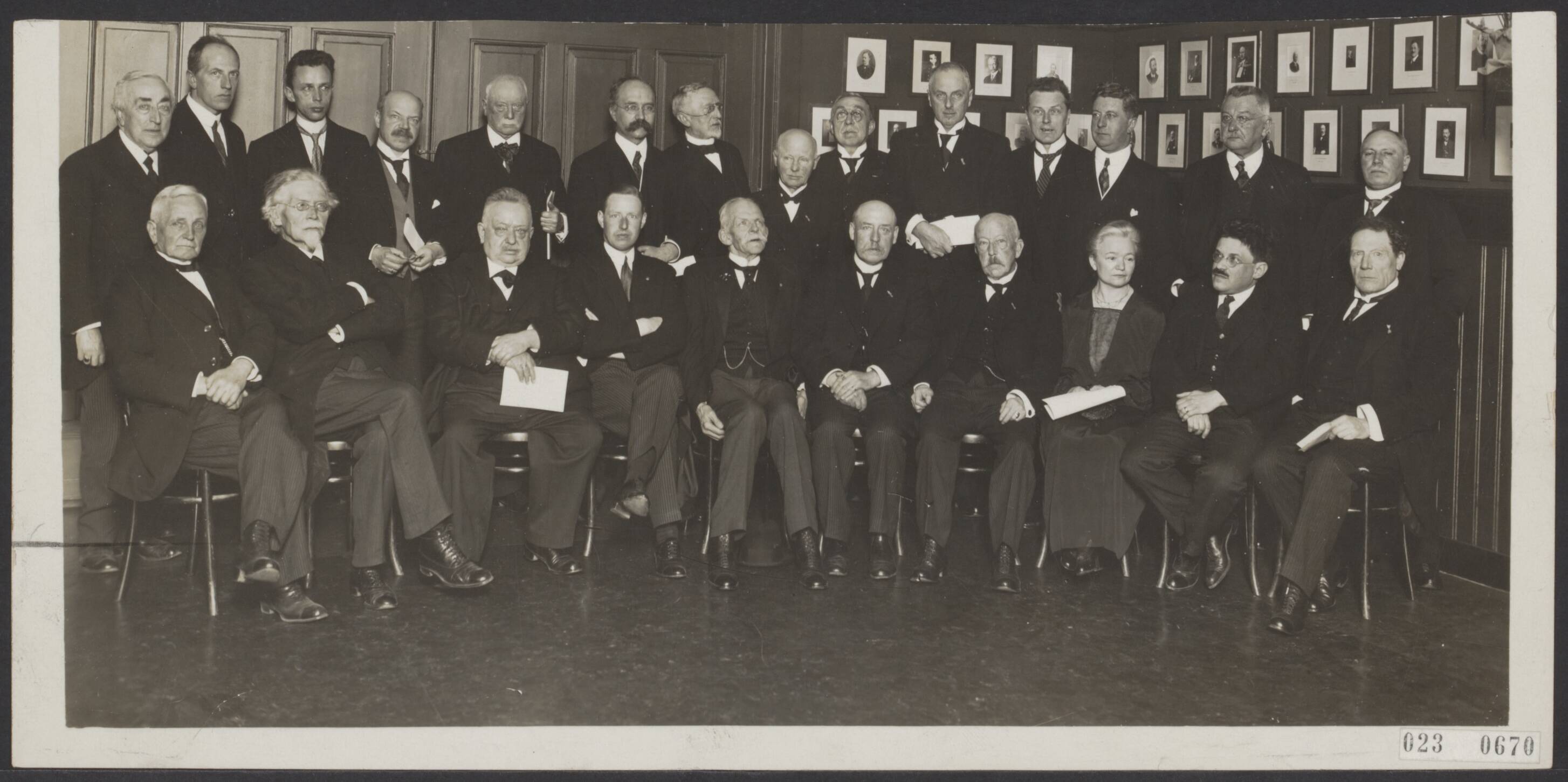 Fotocollectie Elsevier Binnenland — Natuurkundig Genootschap te Groningen. Zittend vlnr. WW. Schipper, prof. dr. G. Heyman, dr. Tj. L. Dijksterhuis, jhr. mr. A.W.L. Tjarda van Starkenborgh Stachouwer (Commissaris der Koningin), mr. C.C. Geertsema, jhr. mr. dr. E. Tjarda van Starkenborgh Stachouwer, jhr. dr. R. de Marees van Swinderen, prof. Tine Tammes, prof. P. Ehrenfest, prof. dr. J.P. van Bemmelen. Staand vlnr: W.J. Veenhuizen, Dr. Terpstra, Dr. J. de Haan, prof. dr. F.M. Jaeger, dr. M. Bolt, prof. dr. H.J. Bacher, J.S. Kraus, prof. E. Wiersma, dr. E. Jensema, mr. B. ten Bruggencate, prof. dr. J.C. Schoute, J.N. Voorsmit, ir. J.A. Mulock Houwer, J Heidema — Foto: N.V. Vereenigde Fotobureaux. Licentie: Set B: Rechtenvrij / Publiek Domein. Bron: Nationaal Archief. http://hdl.handle.net/10648/add53120-d0b4-102d-bcf8-003048976d84