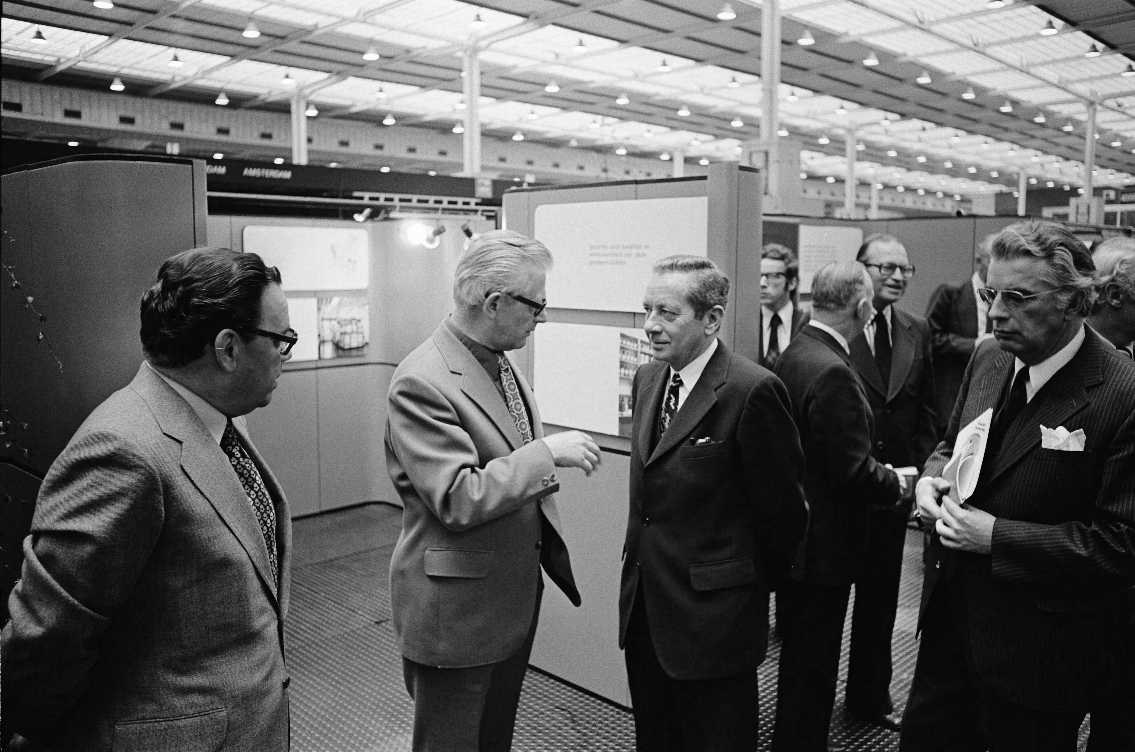 Fotocollectie Anefo — Staatssecretaris Hendriks opent Medica75 in Utrecht; staatssecretaris Hendriks (l) tijdens rondgang — Foto: Verhoeff, Bert / Anefo. Licentie: Set B: Rechtenvrij / Publiek Domein. Bron: Nationaal Archief. http://hdl.handle.net/10648/ac664478-d0b4-102d-bcf8-003048976d84