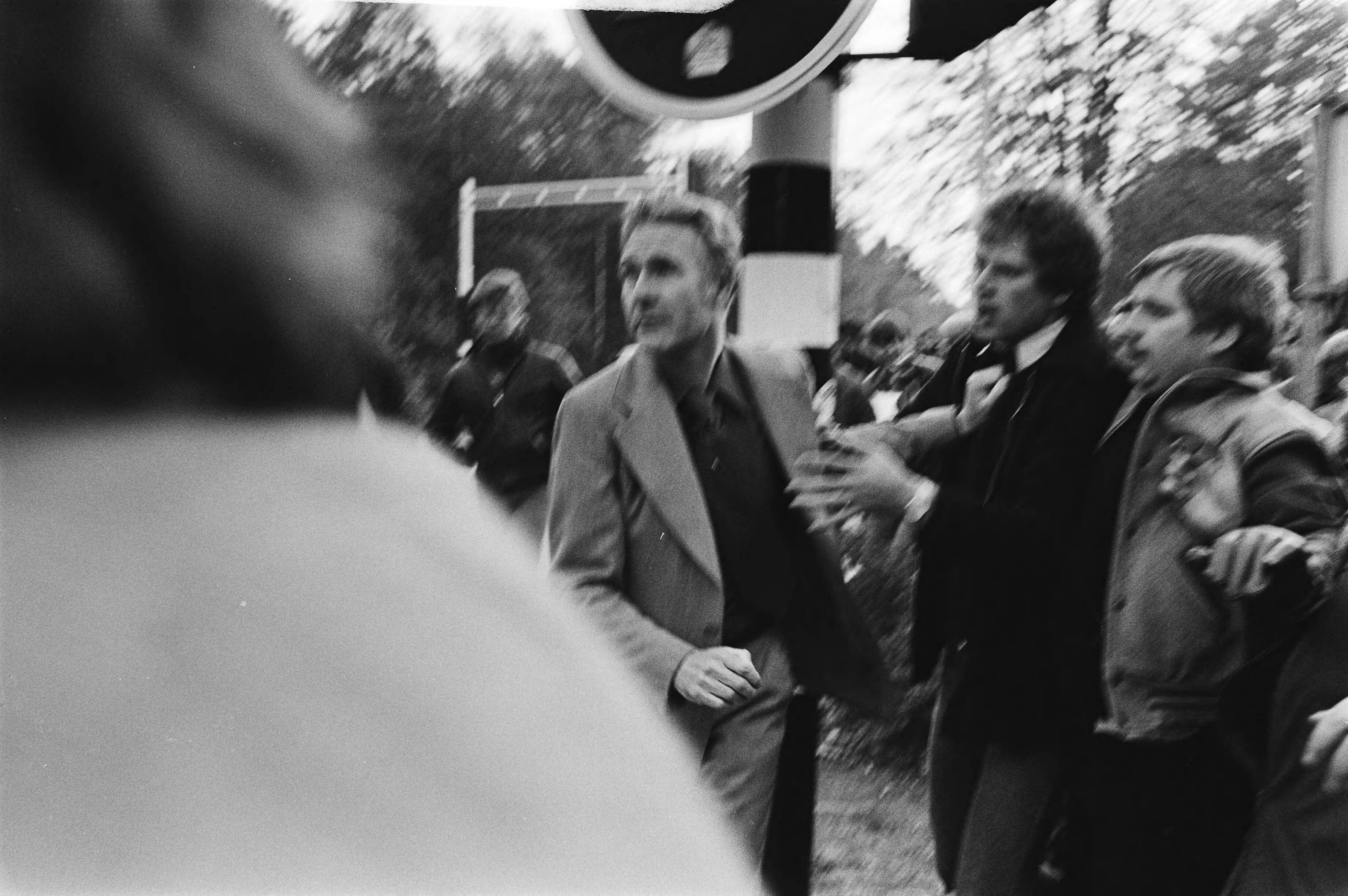 Manifestatie in de bossen van Soestduinen tegen het neofascisme — Joop Glimmerveen, leider van de Volksunie, betrokken bij een handgemeen — Foto: Suyk, Koen / Anefo. Licentie: Set B: Rechtenvrij / Publiek Domein. Bron: Nationaal Archief. http://hdl.handle.net/10648/acd3abe4-d0b4-102d-bcf8-003048976d84