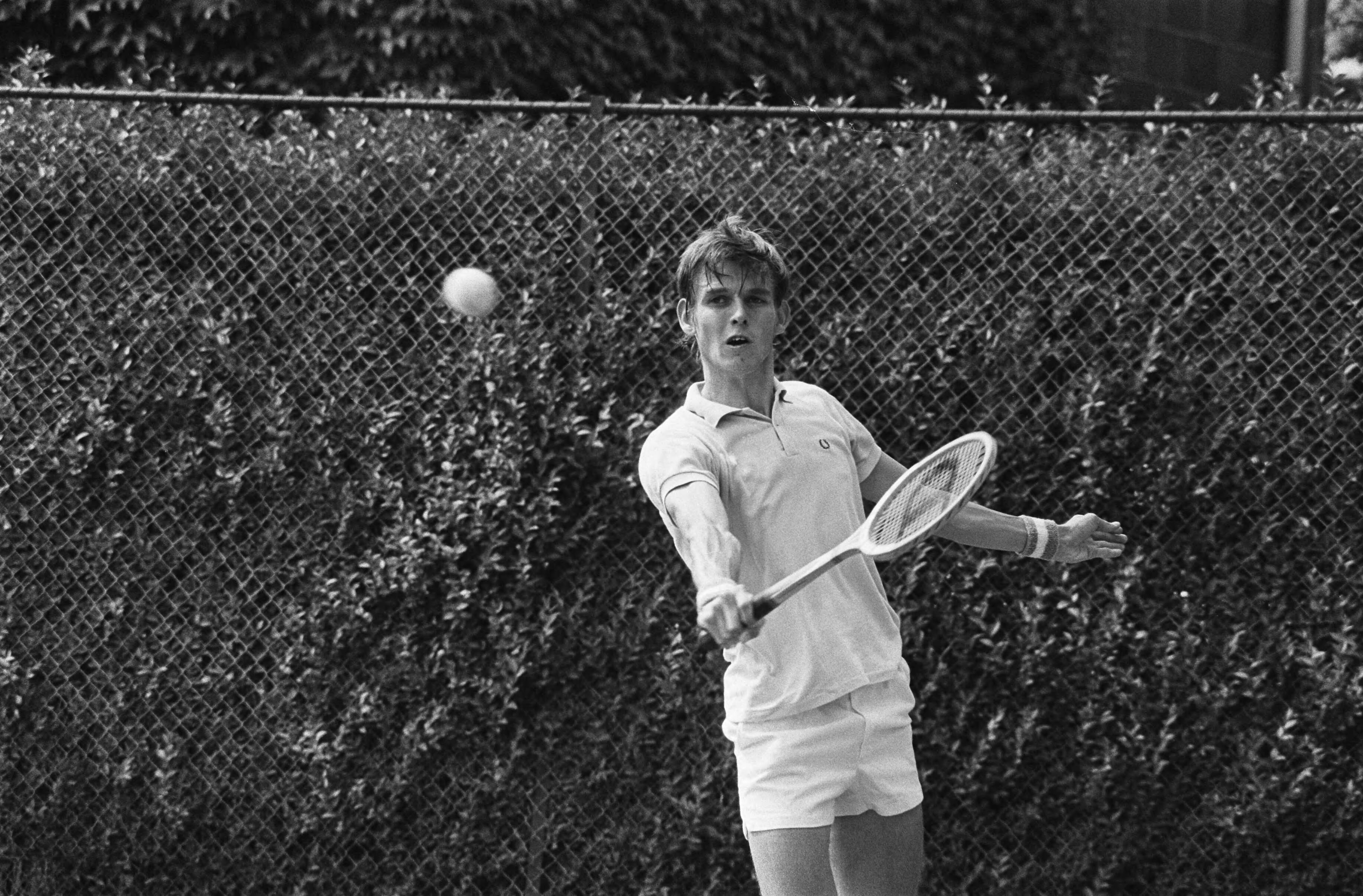 Internationaal tenniskampioenschap op de Metsbanen te Scheveningen — Loek Sanders in aktie — Foto: Mieremet, Rob / Anefo. Licentie: Set B: Rechtenvrij / Publiek Domein. Bron: Nationaal Archief. http://hdl.handle.net/10648/ac6d4160-d0b4-102d-bcf8-003048976d84
