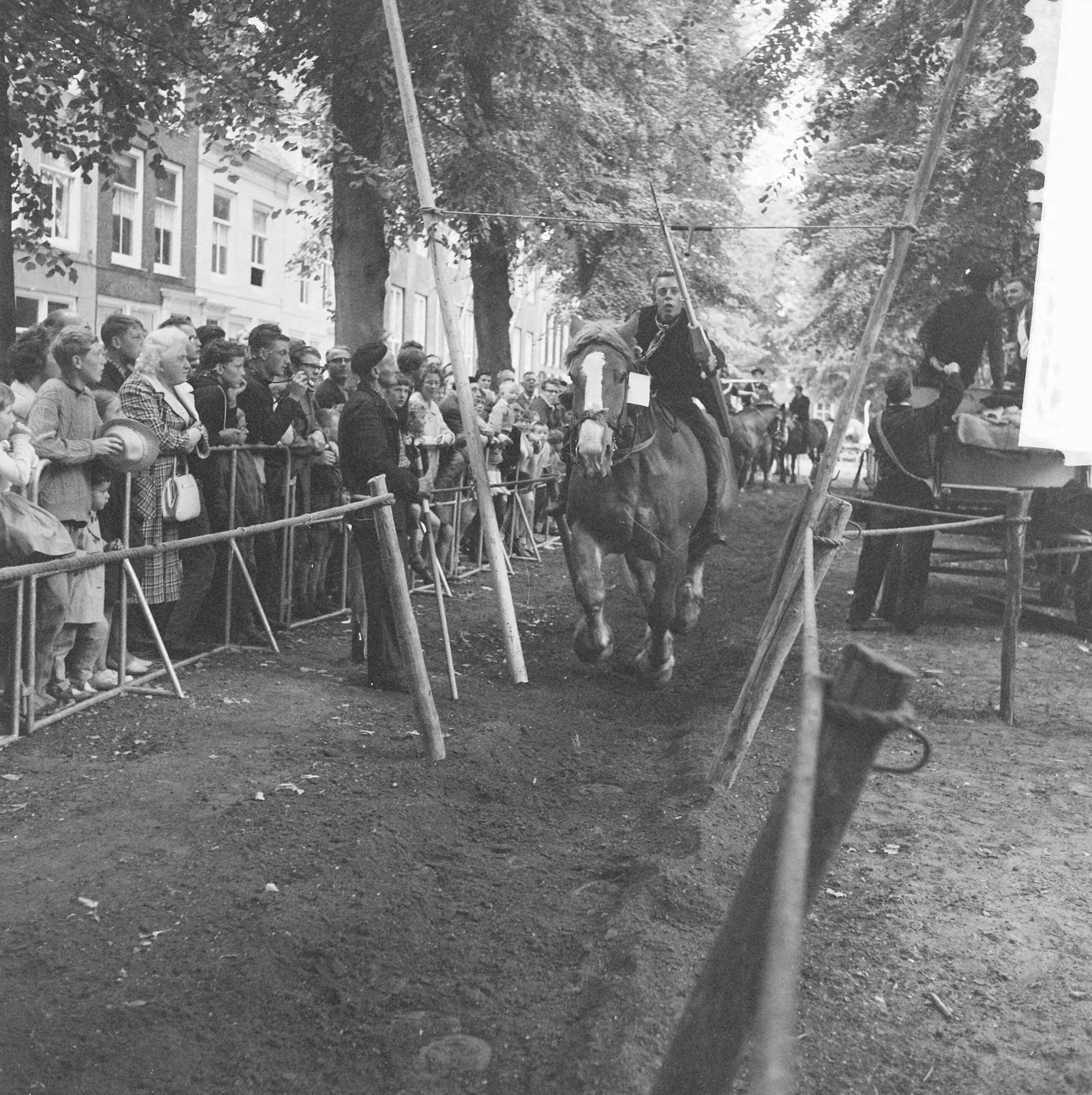Fotocollectie Anefo — Ringrijden in Middelburg. Boer op paard kwam aanrijden — Foto: Koch, Eric / Anefo. Licentie: Set B: Rechtenvrij / Publiek Domein. Bron: Nationaal Archief. http://hdl.handle.net/10648/a9e06850-d0b4-102d-bcf8-003048976d84