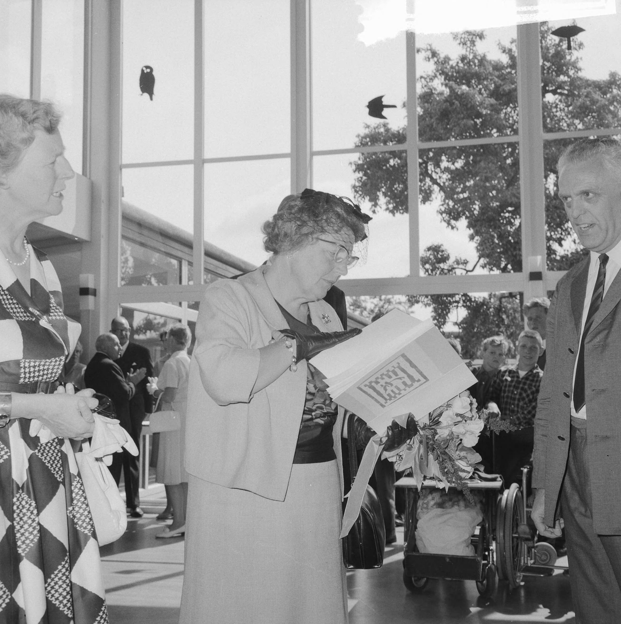 Fotocollectie Anefo — Koningin Juliana brengt een bezoek aan de Mytylschool te Utrecht — Foto: Pot, Harry / Anefo. Licentie: Set B: Rechtenvrij / Publiek Domein. Bron: Nationaal Archief. http://hdl.handle.net/10648/aa6f7130-d0b4-102d-bcf8-003048976d84