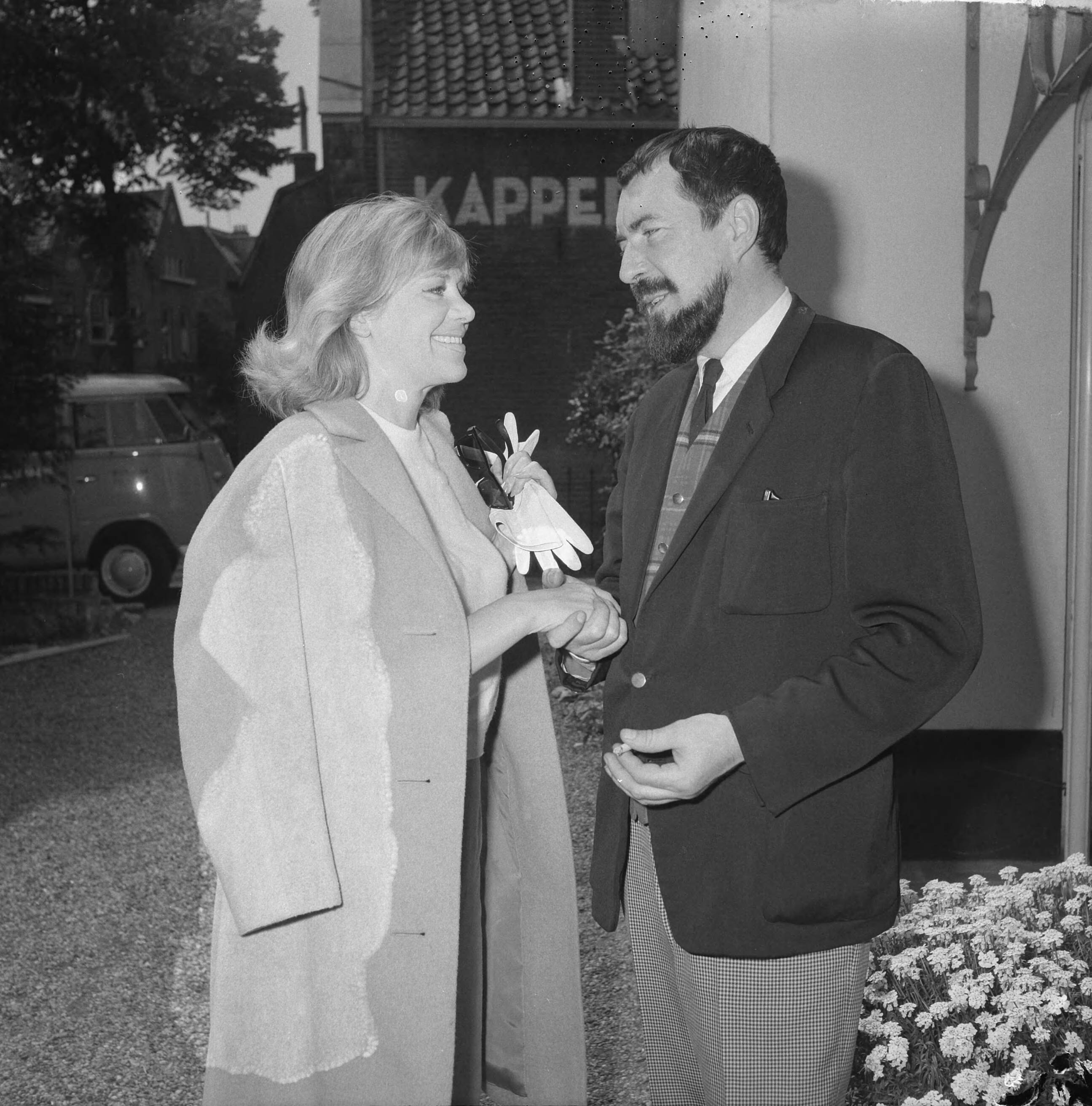 Fotocollectie Anefo — Hildegard Knef, Duitse actrice in TV-programma van Simon van Collem. De actrice met regisseur Jack Dixon — Foto: Nijs, Jac. de / Anefo. Licentie: Set B: Rechtenvrij / Publiek Domein. Bron: Nationaal Archief. http://hdl.handle.net/10648/aa38c5c2-d0b4-102d-bcf8-003048976d84