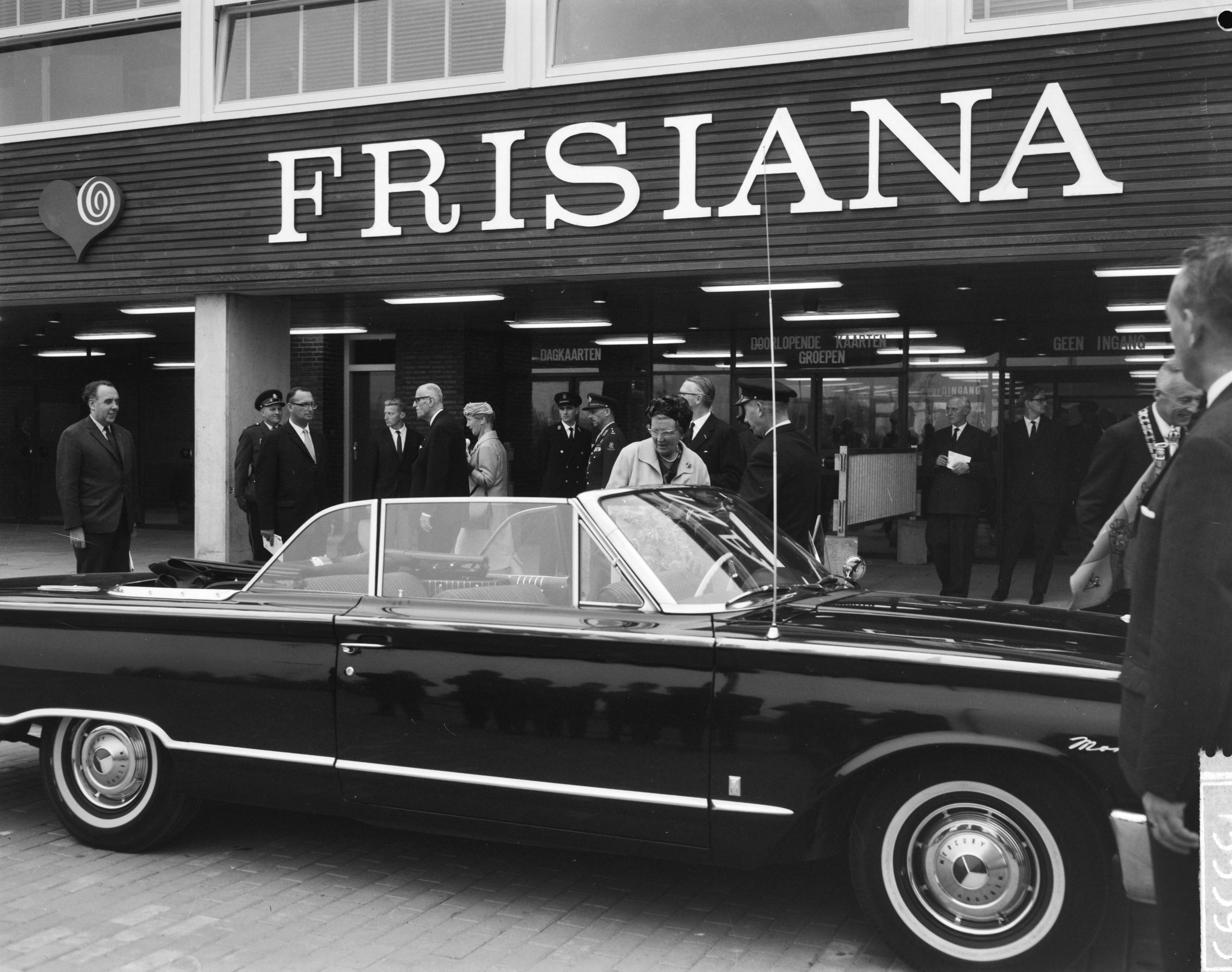 Fotocollectie Anefo — Koningin Juliana bracht een bezoek aan de tentoonstelling "Frisiana" te Leeuwarden. De koningin verlaat de tentoonstelling en stapt in een open hofauto — Foto: Bilsen, Joop van / Anefo. Licentie: Set B: Rechtenvrij / Publiek Domein. Bron: Nationaal Archief. http://hdl.handle.net/10648/aa45ea5e-d0b4-102d-bcf8-003048976d84