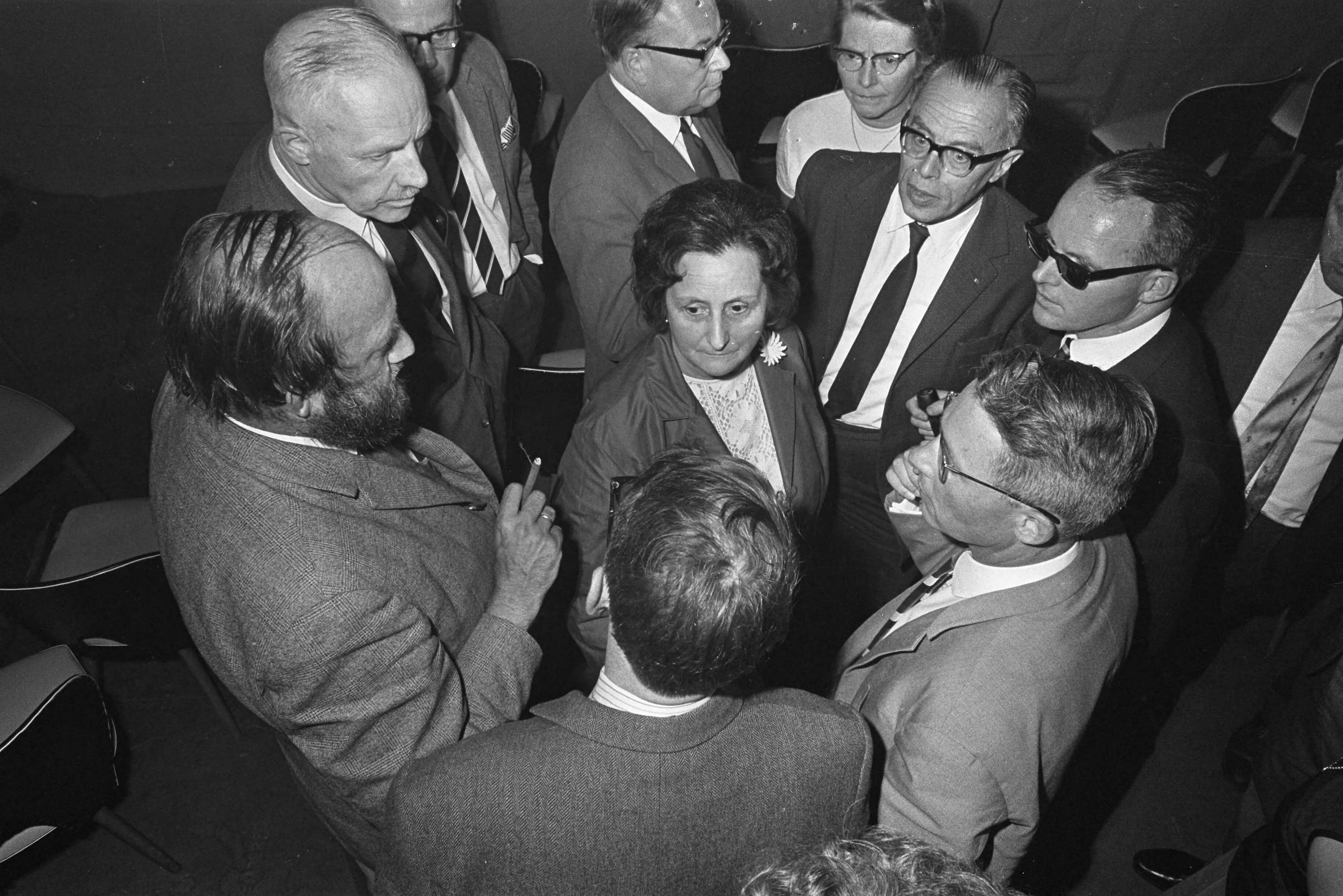 Fotocollectie Anefo — Algemene Ledenvergadering VPRO in Expohal Hilversum. Vice-voorzitter omringd door bestuursleden — Foto: Nijs, Jac. de / Anefo. Licentie: Set B: Rechtenvrij / Publiek Domein. Bron: Nationaal Archief. http://hdl.handle.net/10648/ab44e5c2-d0b4-102d-bcf8-003048976d84