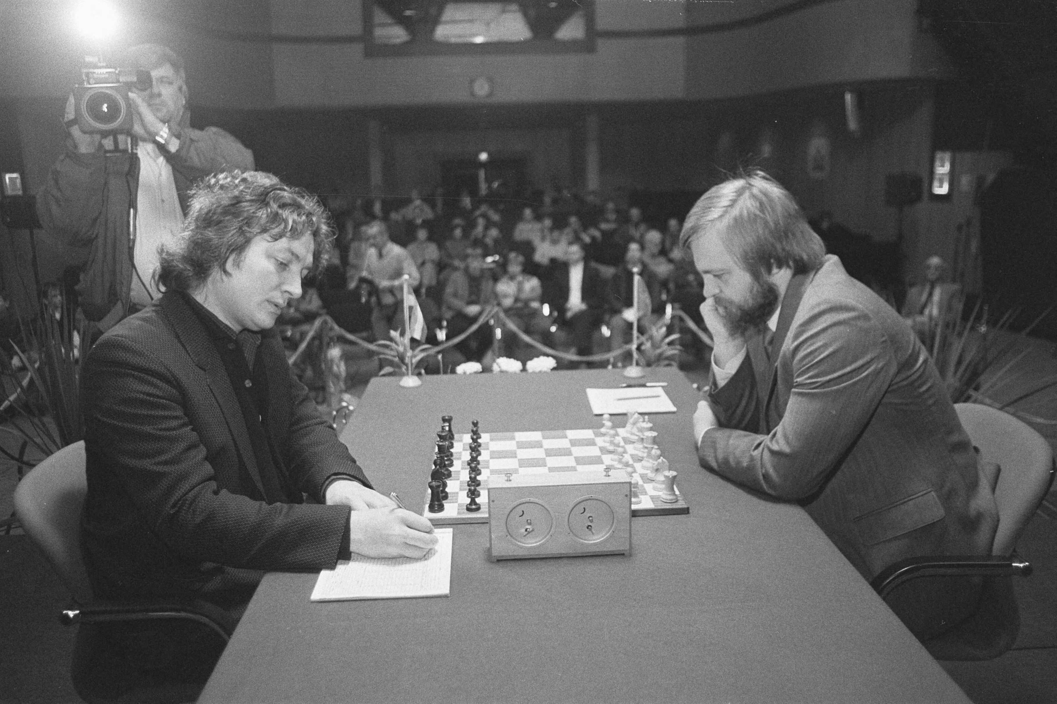 Fotocollectie Anefo — Timman (l) en Joesoepov (r) aan begin schaaktweekamp in Hilversum — Foto: Molendijk, Bart / Anefo. Licentie: Set B: Rechtenvrij / Publiek Domein. Bron: Nationaal Archief. http://hdl.handle.net/10648/ad5aa3b0-d0b4-102d-bcf8-003048976d84