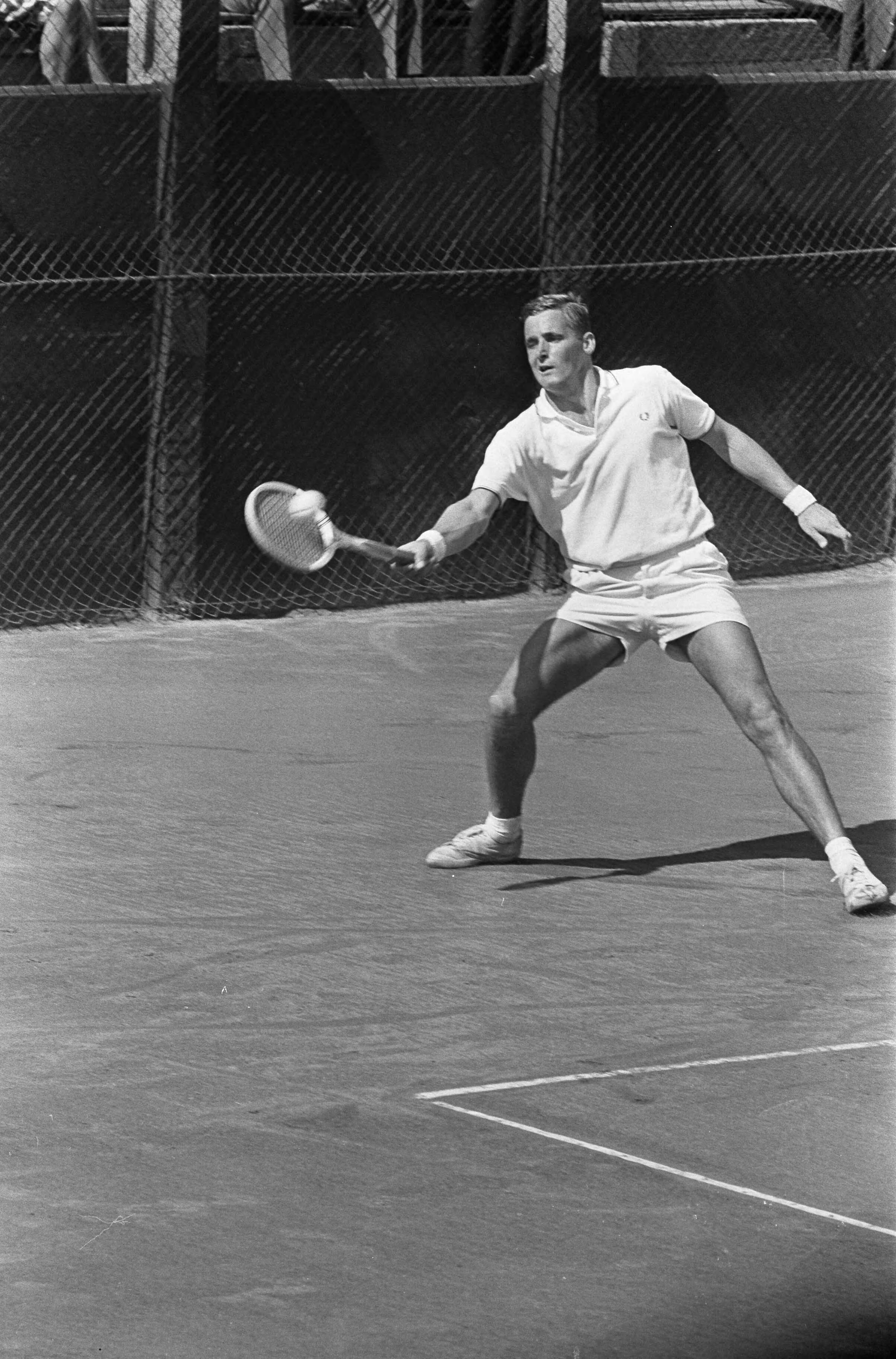 Fotocollectie Anefo — Nederlandse tenniskampioenschappen op de METS-banen te Scheveningen. Jan Hajer in actie — Foto: Koch, Eric / Anefo. Licentie: Set B: Rechtenvrij / Publiek Domein. Bron: Nationaal Archief. http://hdl.handle.net/10648/aaba9408-d0b4-102d-bcf8-003048976d84