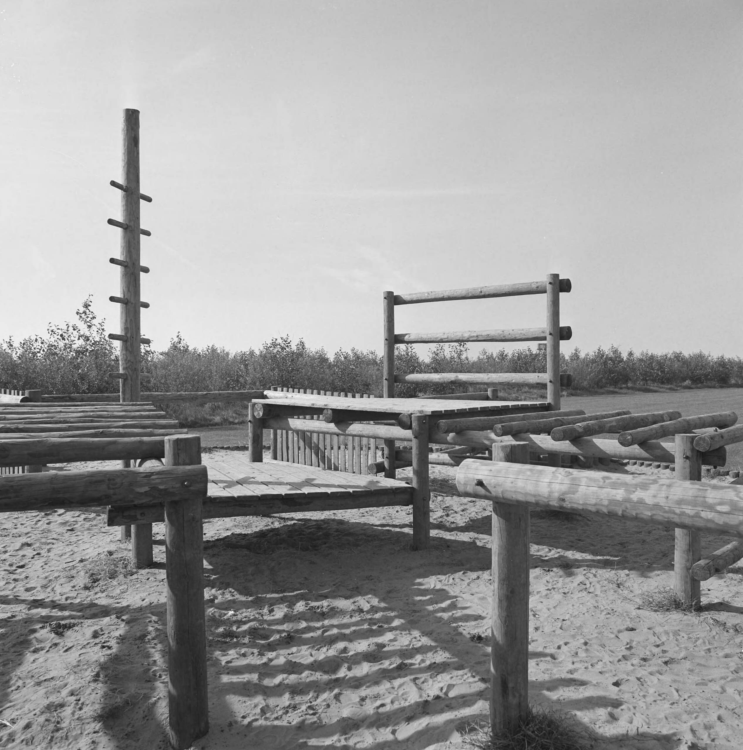 Fotocollectie Nederlandse Heidemaatschappij — Zoetermeer. Speelwerktuigen rond flats — Foto: Fotograaf Onbekend / Heidemij. Licentie: Set B: Rechtenvrij / Publiek Domein. Bron: Nationaal Archief. http://hdl.handle.net/10648/ae835732-d0b4-102d-bcf8-003048976d84