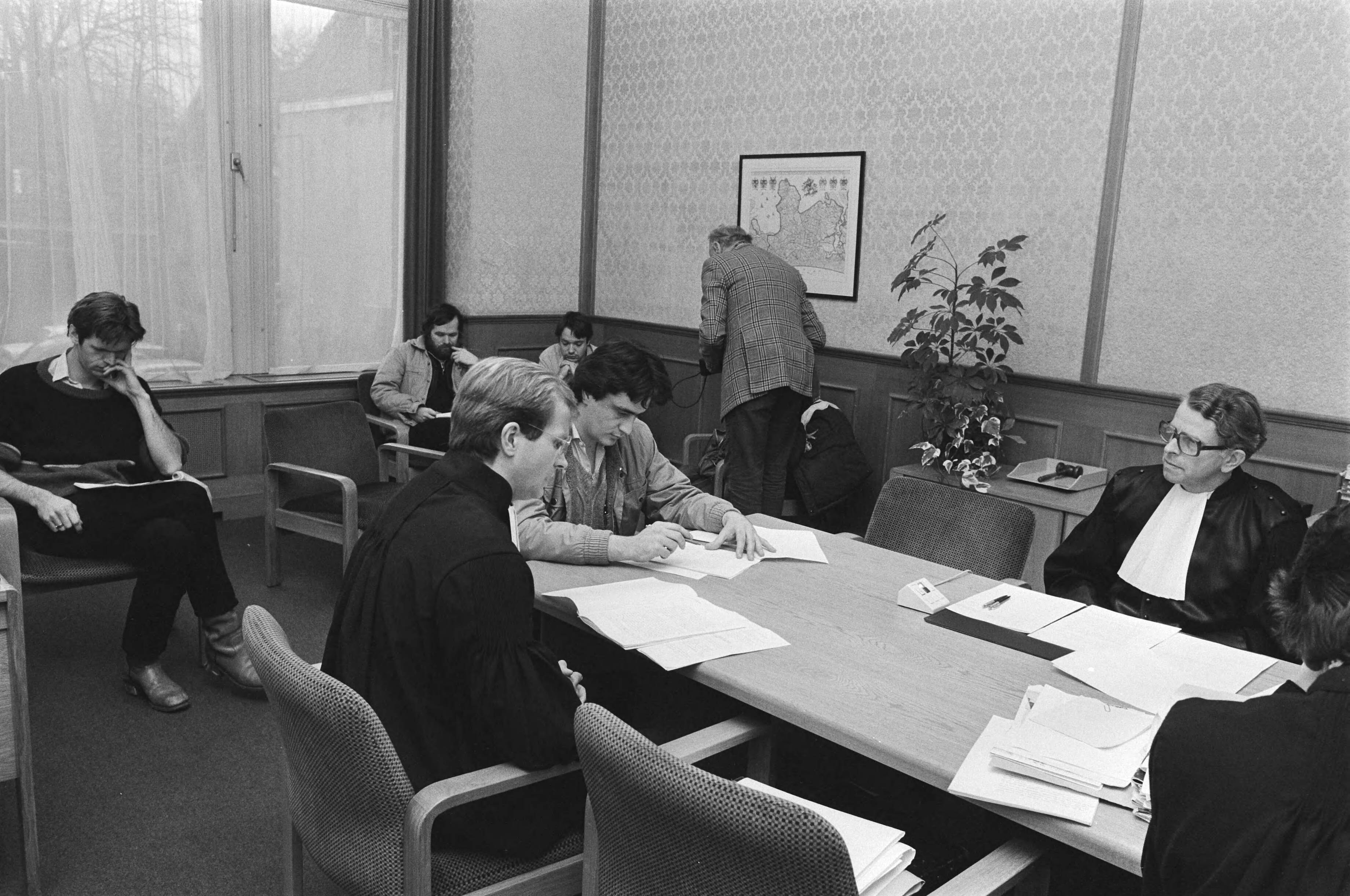 Fotocollectie Anefo — Kort geding Geillustreerde Pers tegen onroerend goed handelaar Ronald van der Putte (Haarlem) — Foto: Bogaerts, Rob / Anefo. Licentie: Set B: Rechtenvrij / Publiek Domein. Bron: Nationaal Archief. http://hdl.handle.net/10648/ad0de6b0-d0b4-102d-bcf8-003048976d84