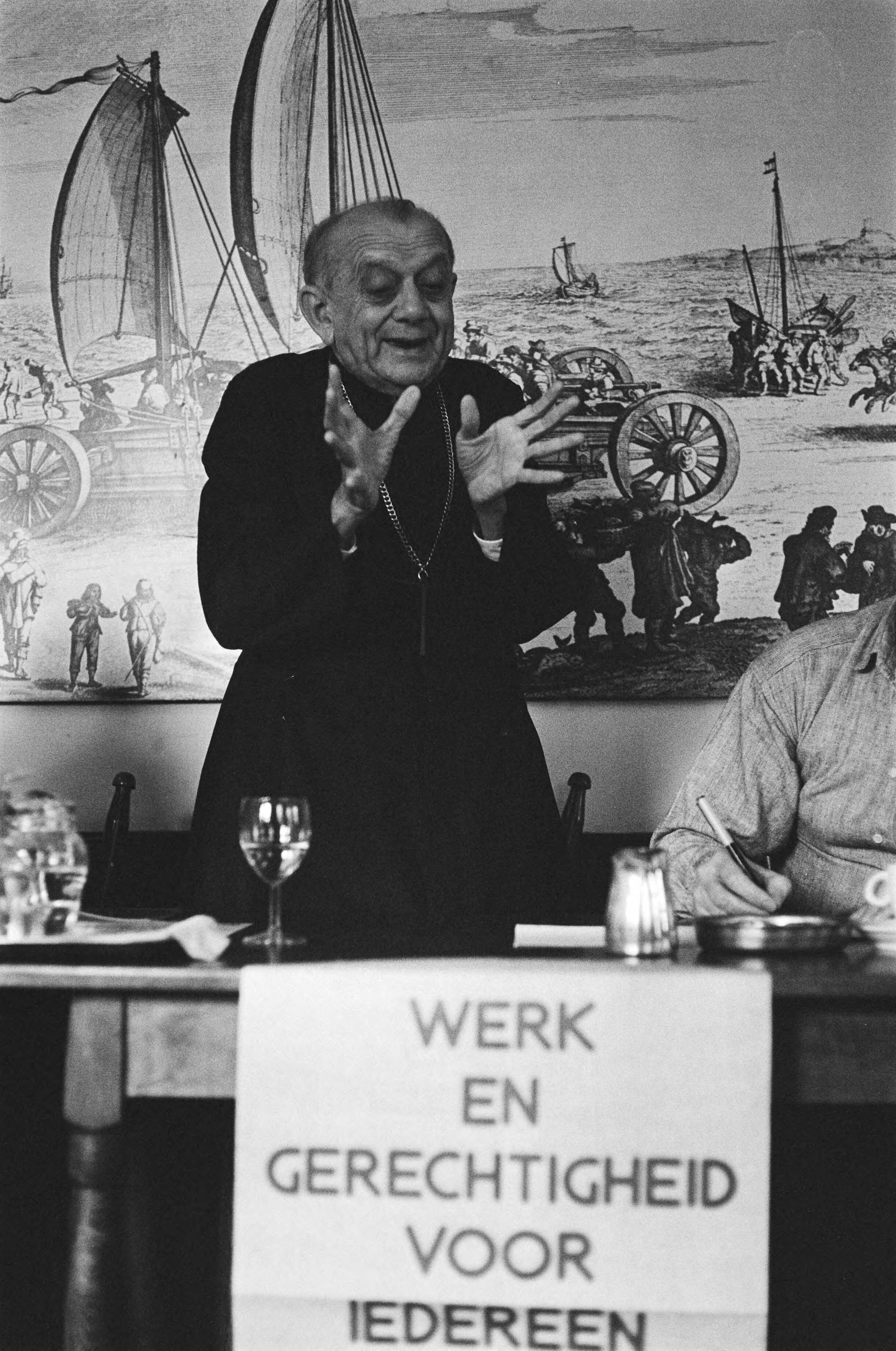 Fotocollectie Anefo — Bijeenkomst Solidaridad in Den Haag ; Braziliaanse bisschop Helder Camara aan het woord — Foto: Suyk, Koen / Anefo. Licentie: Set B: Rechtenvrij / Publiek Domein. Bron: Nationaal Archief. http://hdl.handle.net/10648/acc13996-d0b4-102d-bcf8-003048976d84